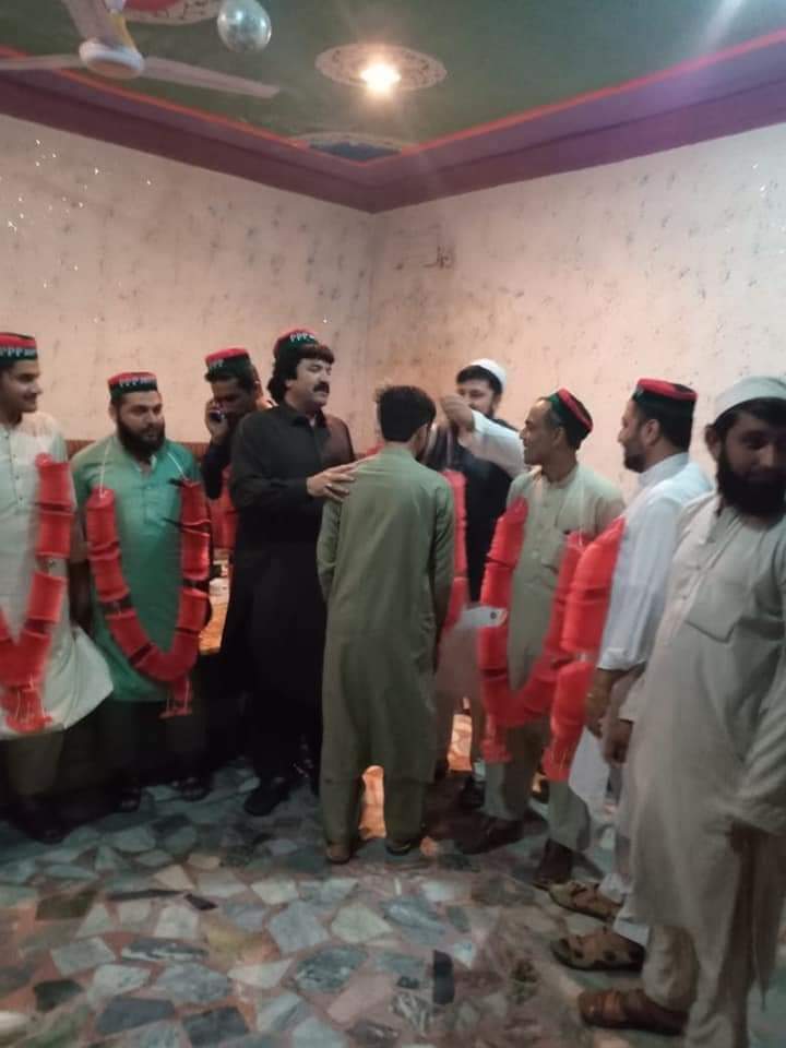 PPP_Malakand's tweet photo. خوش آمدید،حلقہ #pk67 پشاور میں متعدد گھرانوں نے پی ٹی آئی، اے این پی کو خیر آباد کہا اور #ppp میں شامل، زیر قیادت فخراعلم خلیل و دیگر مشران
#pppkpkMalakand
#BBZinGB https://t.co/t8Obw1h9iO