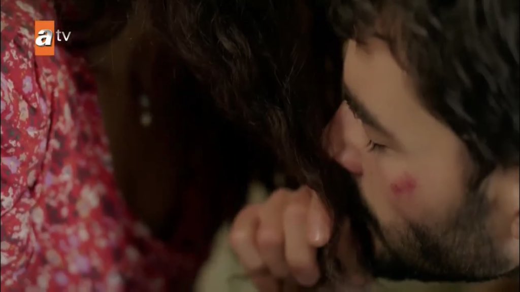 he WORSHIPS her i will never ever get tired of saying it he loves every single little thing about her wholeheartedly  #Hercai  #ReyMir