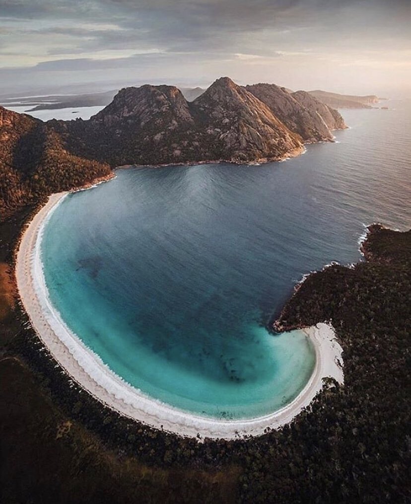 The beautiful Freycinet National Park, Tasmania 🇦🇺 
Adventure Tour’s Taste of Tasmania multi day tour will take you to this incredible National Park, along with a range of other must-see destinations 👌🏽
📸: Jason Charles Hill (Instagram)