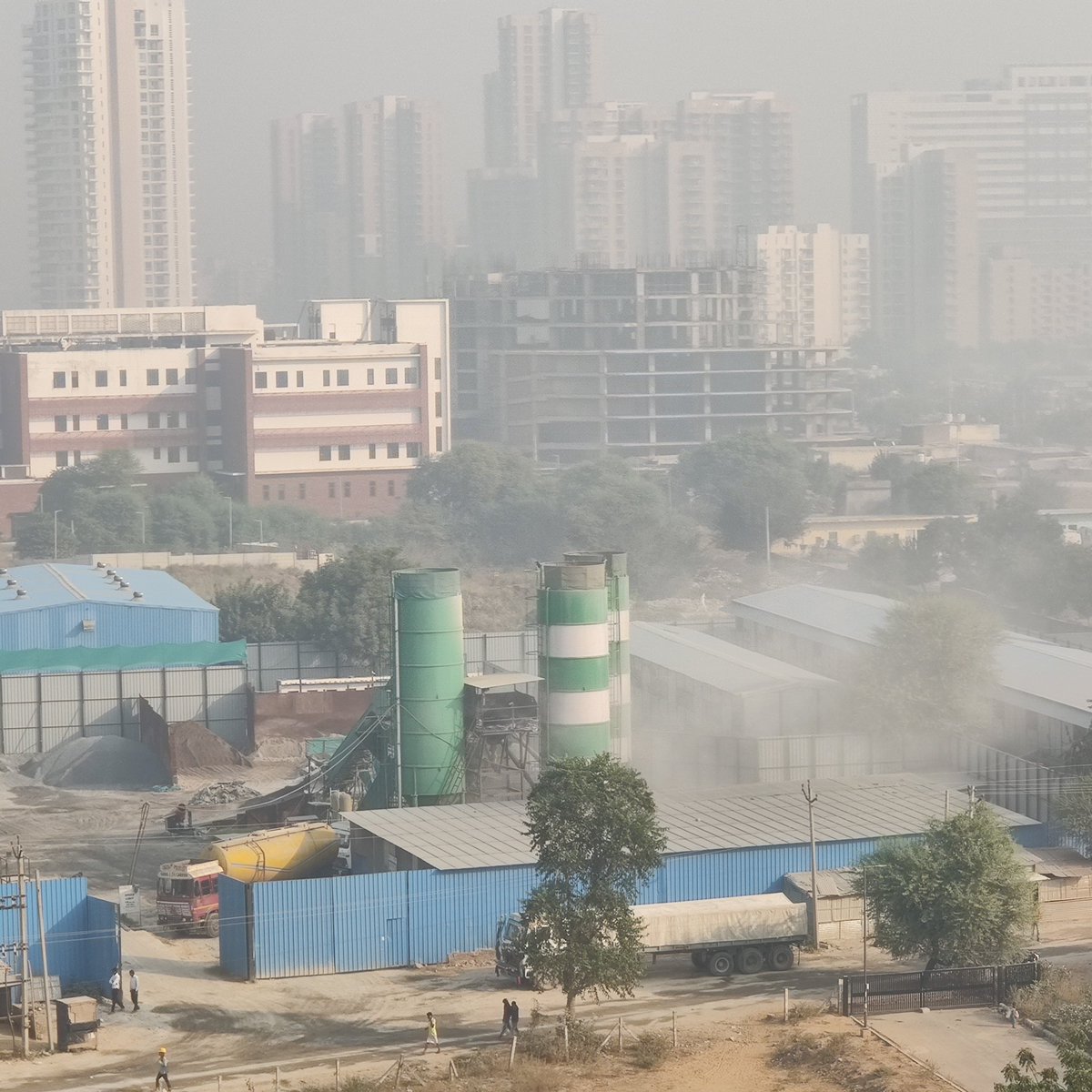 Adv_PhilipA's tweet photo. @CPCB_OFFICIAL @cmohry @MunCorpGurugram please help the young, old and infirm living in the vicinity of this polluting monstrosity. Please see pictures from this morning. Cannot step out or take a walk. https://t.co/73YDoQHr8m