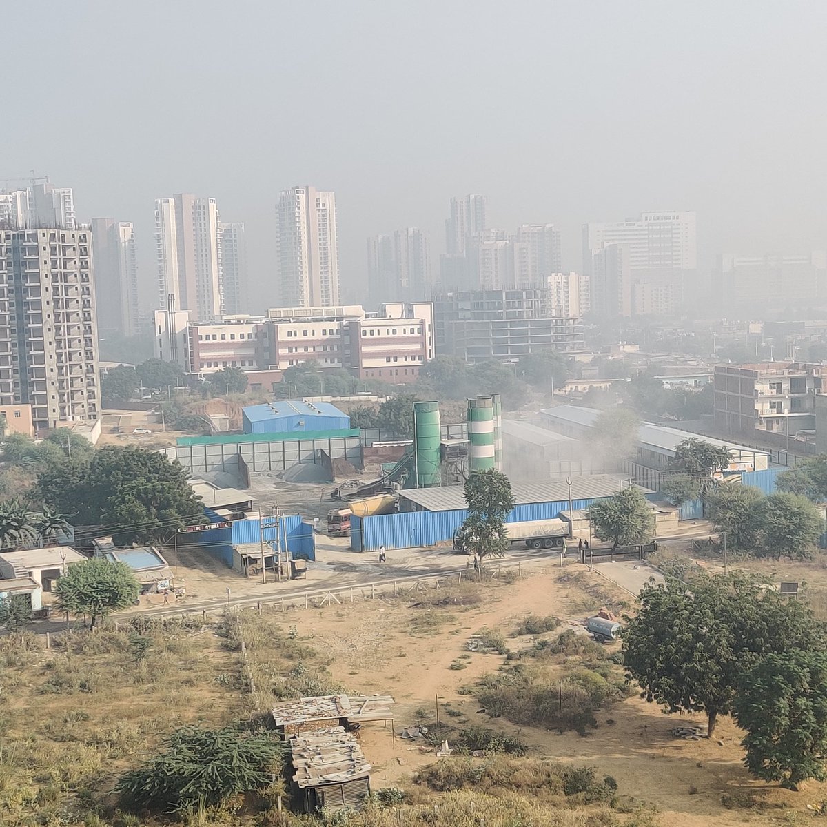 Adv_PhilipA's tweet photo. @CPCB_OFFICIAL @cmohry @MunCorpGurugram please help the young, old and infirm living in the vicinity of this polluting monstrosity. Please see pictures from this morning. Cannot step out or take a walk. https://t.co/73YDoQHr8m