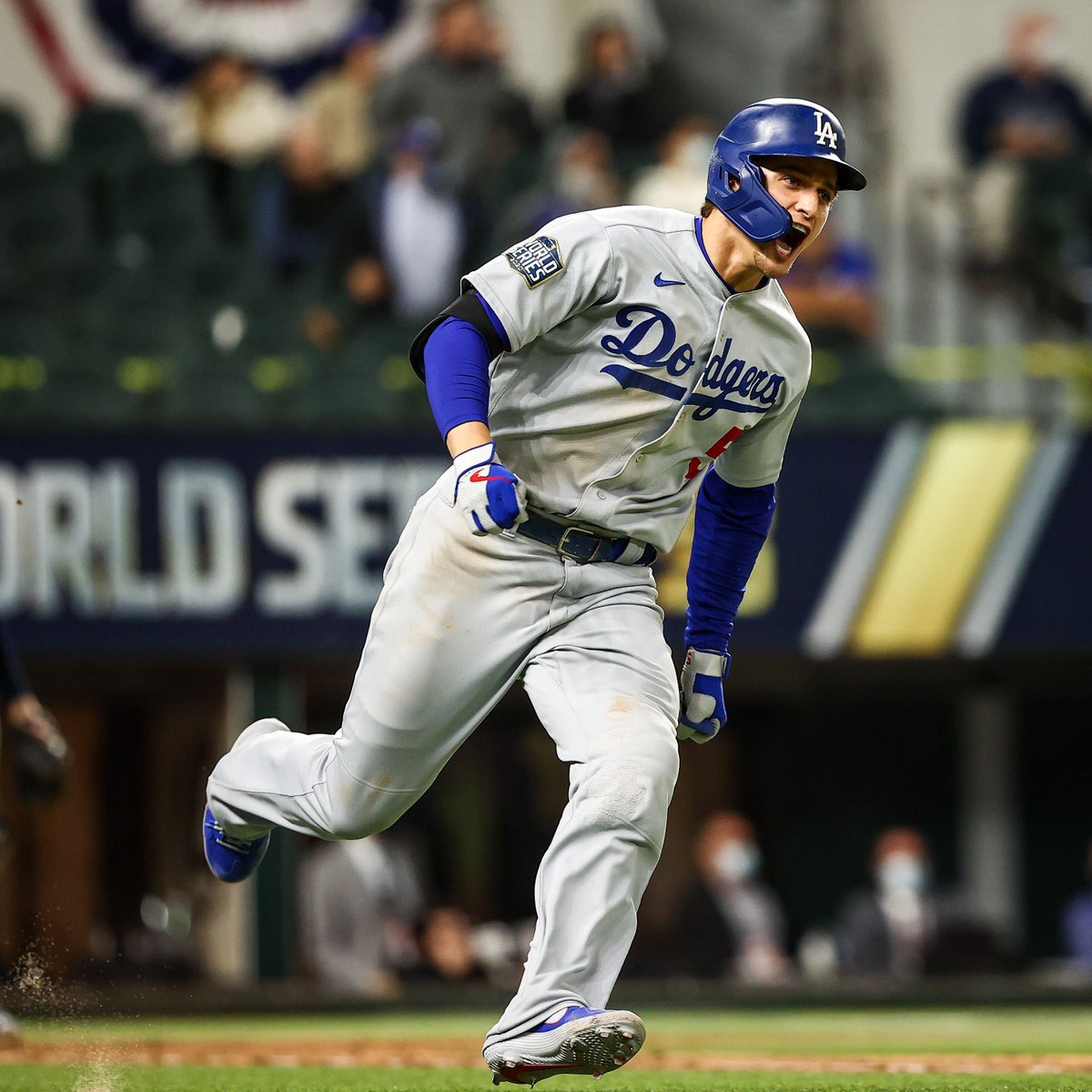 MLB's tweet photo. What. A. Game. 

#WorldSeries https://t.co/lU0HGNWZB4