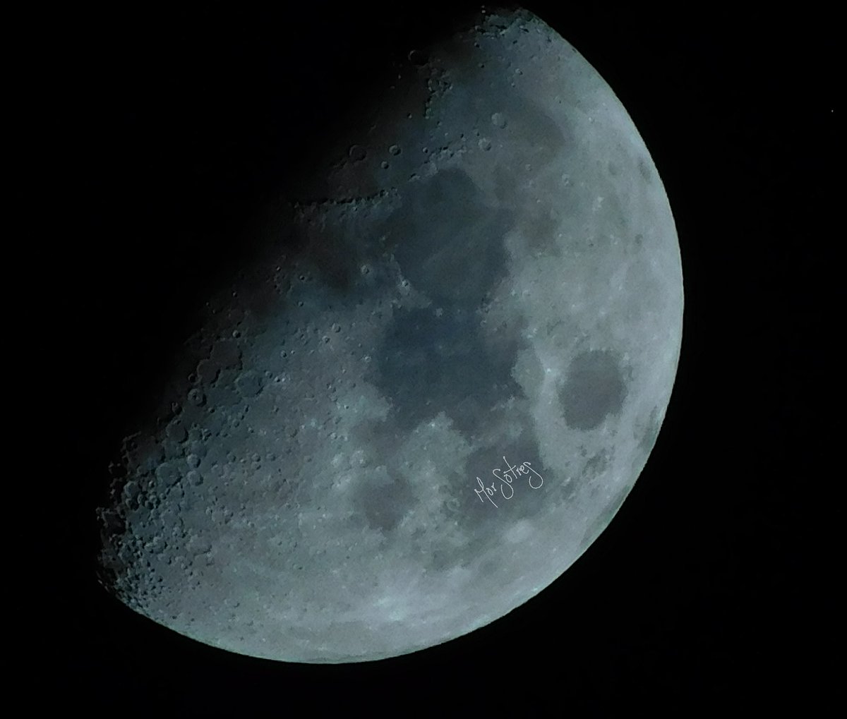 MorSo3's tweet photo. ...And the moon said to me, my darling you do not have to be whole in order to shine. 🌗 🌟  #ilookforyouineverymoon #luna #moon #crescentquarters #cuartocreciente #moonphoto #fullmoonphotography #nikonmoon #nikon #nikonphotographers #nikonb500 #nikoncoolpix #coolpix #b500 https://t.co/JJ7AheiVLt
