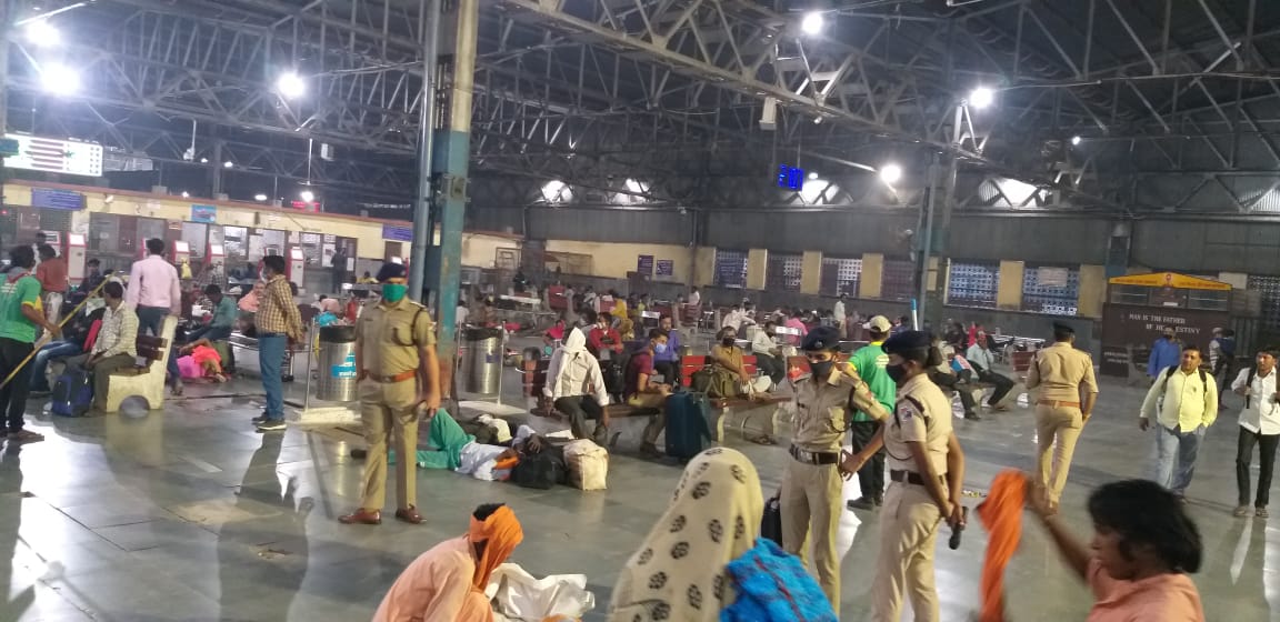 rpfncrpryj's tweet photo. श्रीमान @manojIRPFS  के कुशल निर्देशन में #RPFPRYJDIV द्वारा  नवरात्रि ,दशहरा, दीपावली त्यौहारों के मद्देनजर सभी स्टेशनों व गाड़ियों में चेकिंग की गई, यात्रियों को रेल सुरक्षा हेल्पलाइन 182 के बारे में बताया व जहरखुरानी से बचाव के सम्बन्ध में जागरुक किया गया | https://t.co/a8T2Ryxp4t