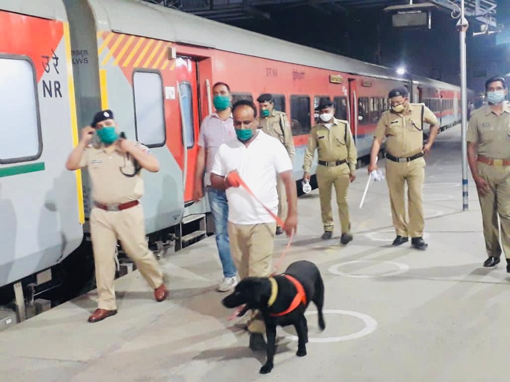 rpfncrpryj's tweet photo. श्रीमान @manojIRPFS  के कुशल निर्देशन में #RPFPRYJDIV द्वारा  नवरात्रि ,दशहरा, दीपावली त्यौहारों के मद्देनजर सभी स्टेशनों व गाड़ियों में चेकिंग की गई, यात्रियों को रेल सुरक्षा हेल्पलाइन 182 के बारे में बताया व जहरखुरानी से बचाव के सम्बन्ध में जागरुक किया गया | https://t.co/a8T2Ryxp4t