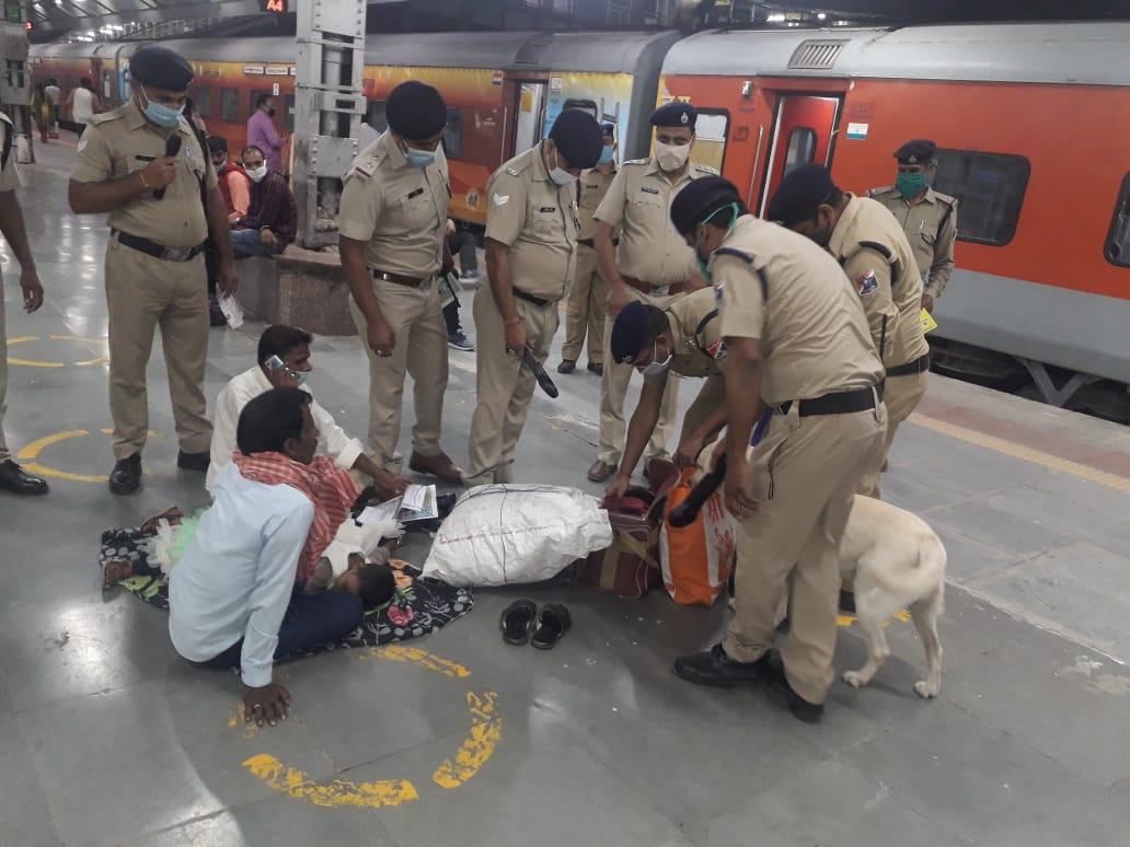 rpfncrpryj's tweet photo. श्रीमान @manojIRPFS  के कुशल निर्देशन में #RPFPRYJDIV द्वारा  नवरात्रि ,दशहरा, दीपावली त्यौहारों के मद्देनजर सभी स्टेशनों व गाड़ियों में चेकिंग की गई, यात्रियों को रेल सुरक्षा हेल्पलाइन 182 के बारे में बताया व जहरखुरानी से बचाव के सम्बन्ध में जागरुक किया गया | https://t.co/a8T2Ryxp4t