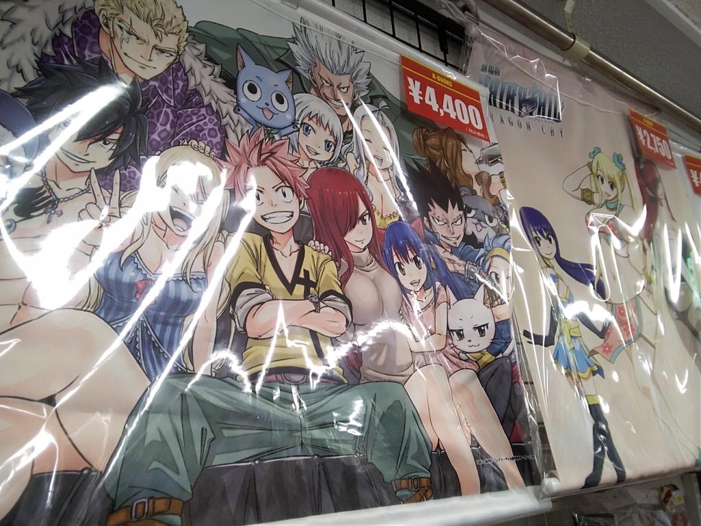 K Books キャラ館 少年まんが コーナー紹介 フェアリーテイル コーナー カッコイイ集合絵のタペストリーや ナツのビッグアクリルスタンドやスマホケースもございますヾ Fwf ﾉ 缶バッジ等の小物もございますので是非お求めください Kbooks