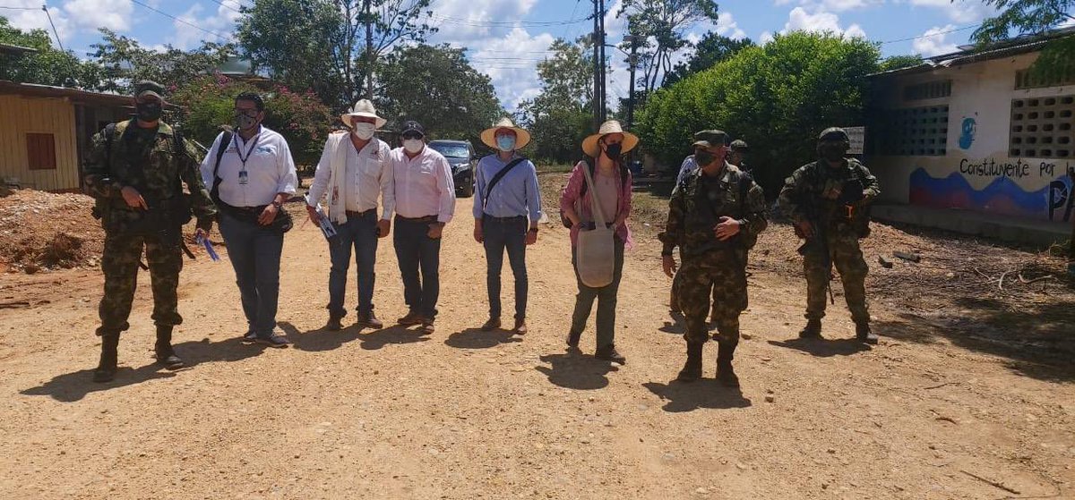 COMANDANTE_EJC's tweet photo. La @ftc_omega apoyó la reunión entre los alcaldes de La Macarena, Meta y San Vicente del Caguán, Caquetá, con la comunidad de la inspección de La Cristalina, zona de diferendo limítrofe entre estos departamentos, y el gerente de @ZonasFuturo, y así aunar esfuerzos por el progreso https://t.co/F5k4RfCGu1