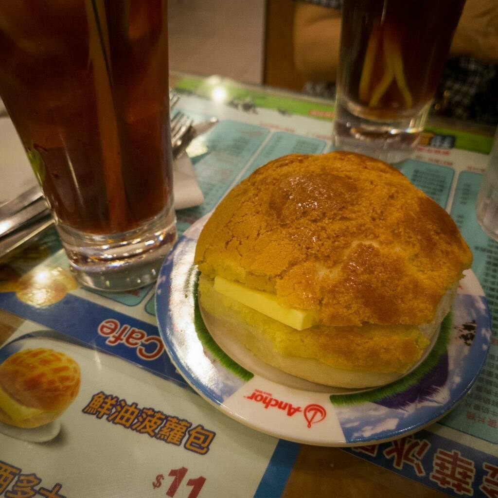 mongkok93's tweet photo. My Sunday breakfast 菠蘿油 #hongkong #pinapplebun #菠蘿包 #菠蘿油 #香港 https://t.co/AM3zE27I4R https://t.co/tSEmIpMPpJ