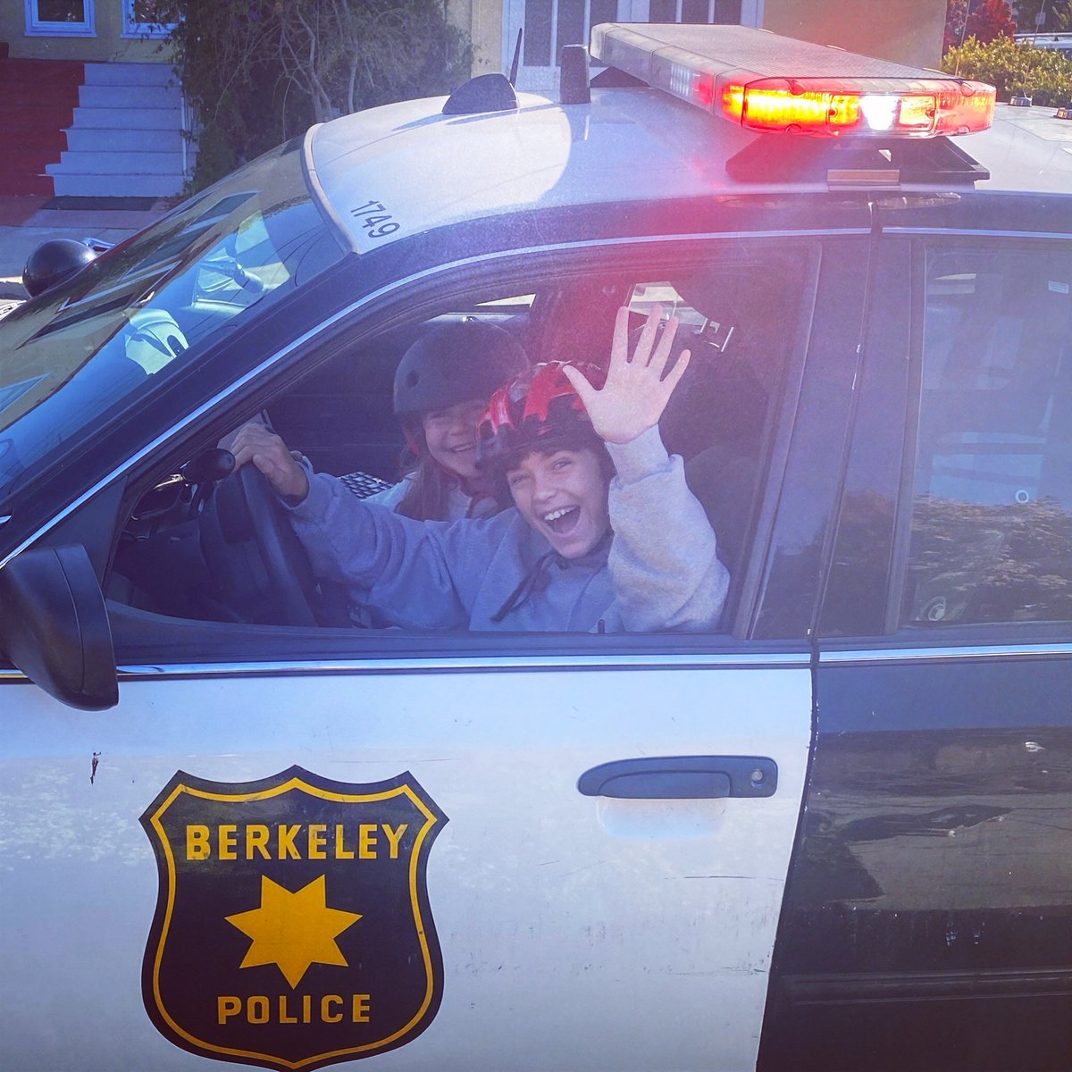 berkeleypolice's tweet photo. One of our officers came across these two energetic young ladies. They were ecstatic at the opportunity to talk with the officer and explore the inside of a patrol car.#communitypolicing #perksofthejob
#berkeley #berkeleypolice #joinberkeleypd #berkeleyca #lawenforcement https://t.co/rk2jqV0uQJ