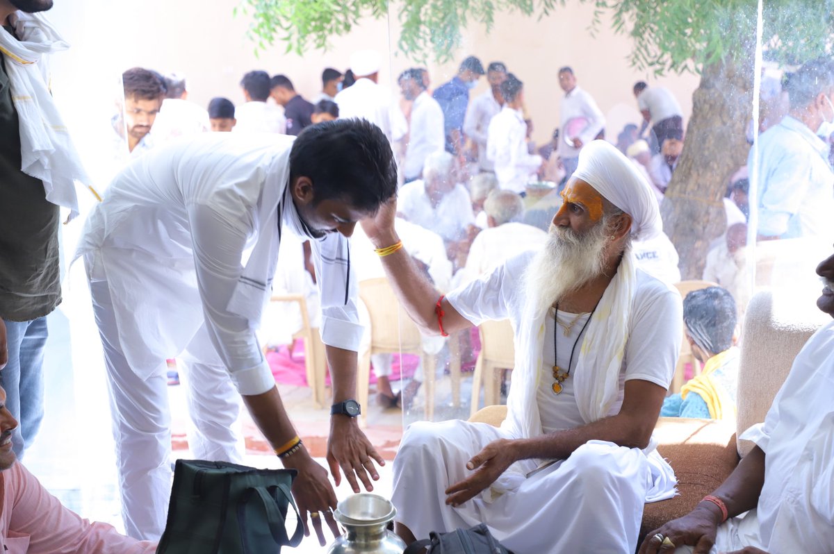 वक्त लिखता रहा..
चेहरे पे हर पल का हिसाब...!! @ChhabaRameshwar 🙏
रामेश्वर छाबा
छात्रसंघ अध्यक्ष
महर्षि दयानंद सरस्वती विश्वविद्यालय, अजमेर
#President #MdsuAjmer
#motivation https://t.co/67b6u4jIF0