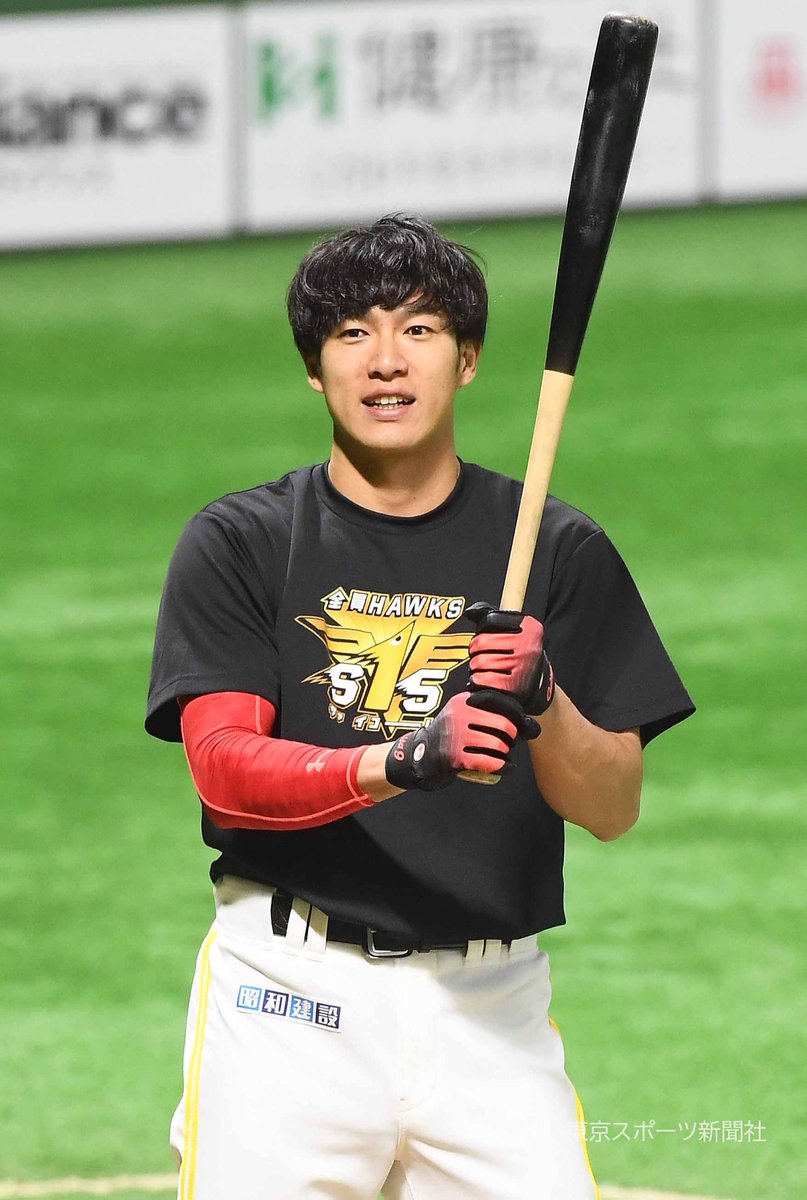 九スポ 東スポ ソフトバンク担当 本日のギータ 黒髪に加えて 前髪を下ろすとグンと若返って見える我らが大砲 風貌もプレーも若々しいのがギータです 試合終盤に見せる攻守交代のクタクタ歩きは 開始から全力ゆえの姿 日本シリーズまで鷹の象徴が元気