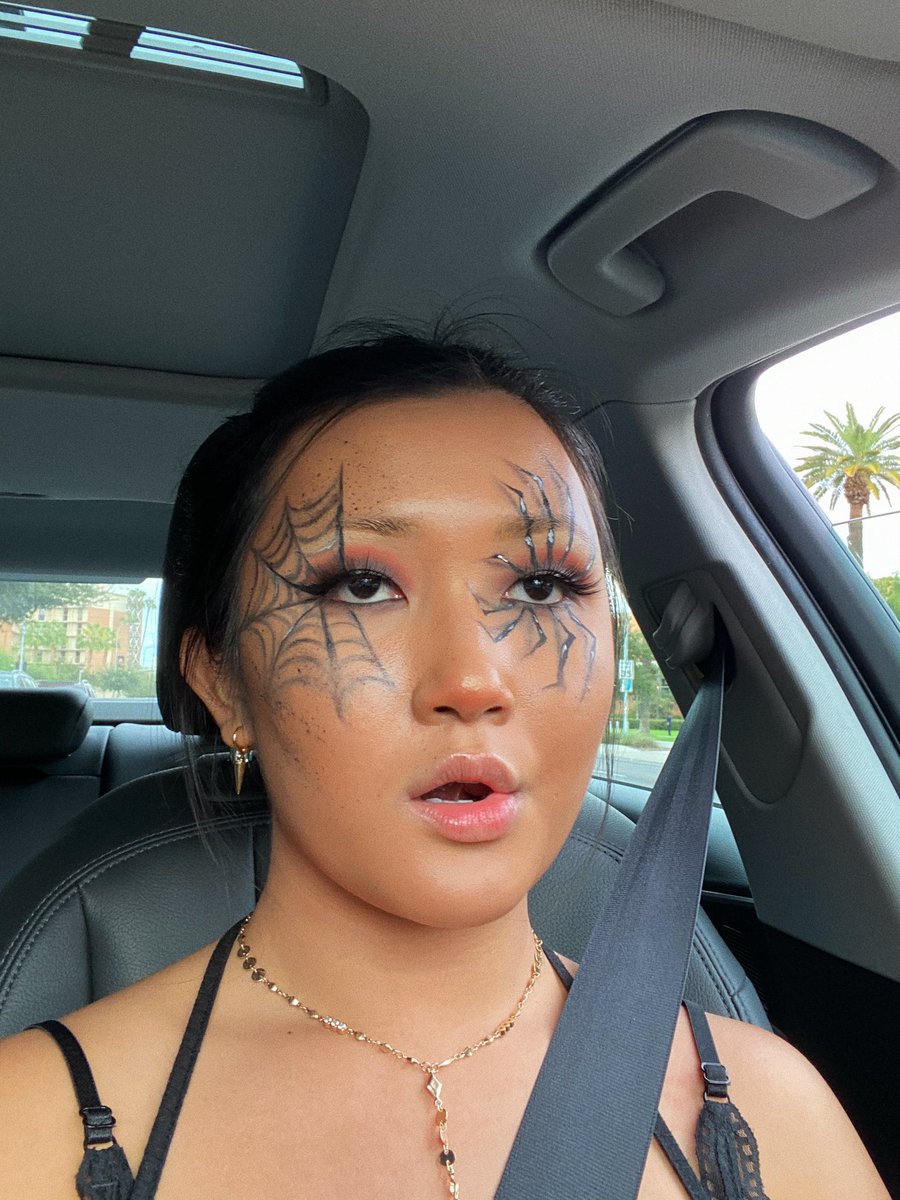 annanarin11's tweet photo. did the most intricate makeup today and only took three (3) pics https://t.co/JloluSFJTY
