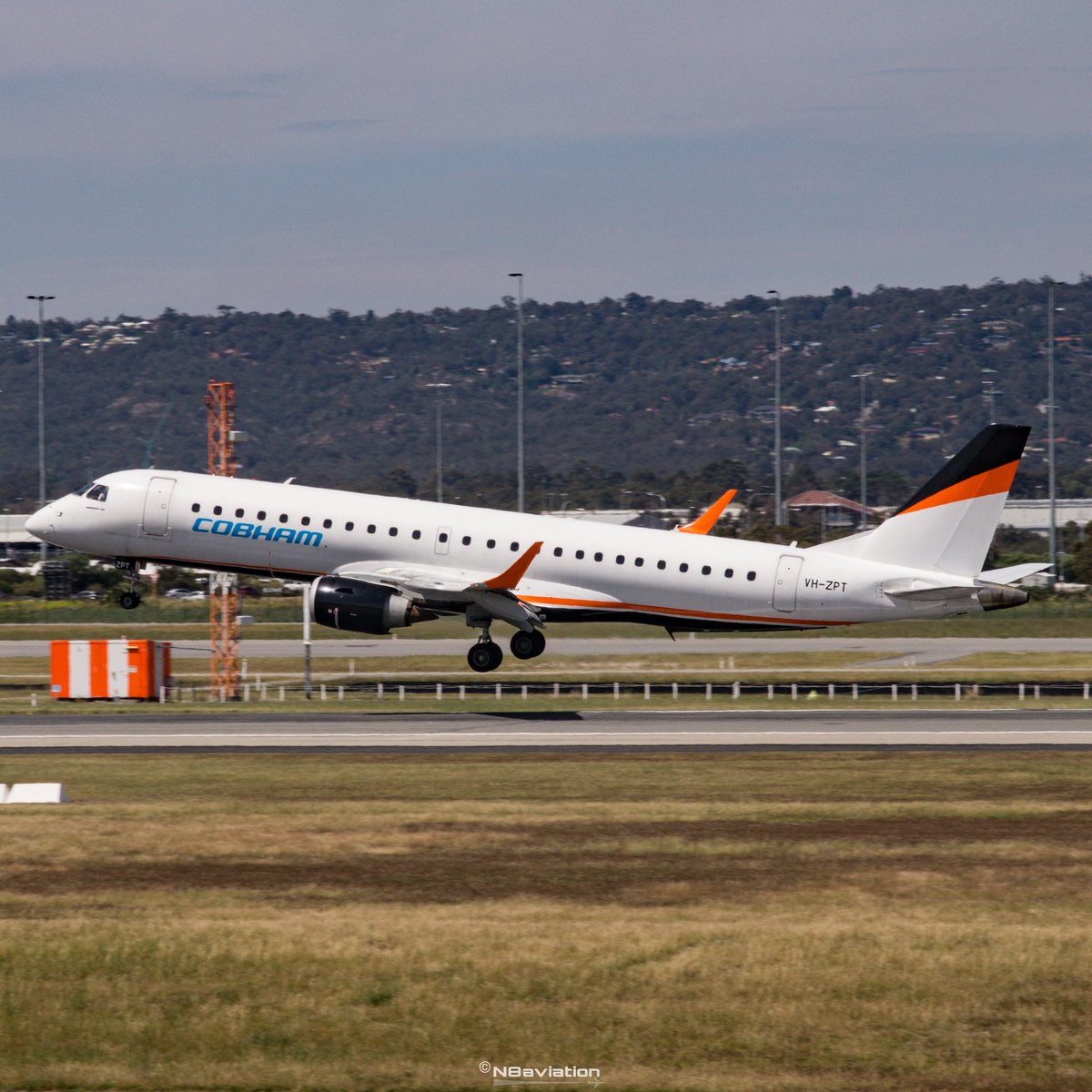 N8aviation's tweet photo. 📸7 Oct 20
🔲Cobham's E190 gets a gentle bounce on a 03 #touchdown ↕️
#bounce #bouncedown #embraer #e190 #perthairport #spring #aviation #spotting #jetgo #cobham #LunchTime #LunchtimeOnTheBeat #view #aeroplane #perthhills #thehills #perthisokay #fullstop #touchdown #smokeysunday https://t.co/RWPUbLe1Zf