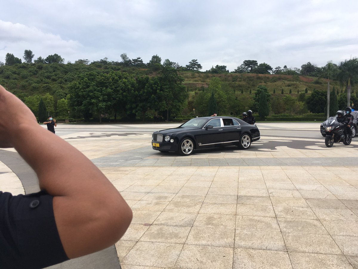 Yang di-Pertuan Agong Al-Sultan Abdullah Ri'ayatuddin Al-Mustafa Billah Shah tiba di Istana Negara pada jam 12.23 tengah hari tadi. #AWANInews  #AWANI745  #PolitikMalaysia  @501Awani