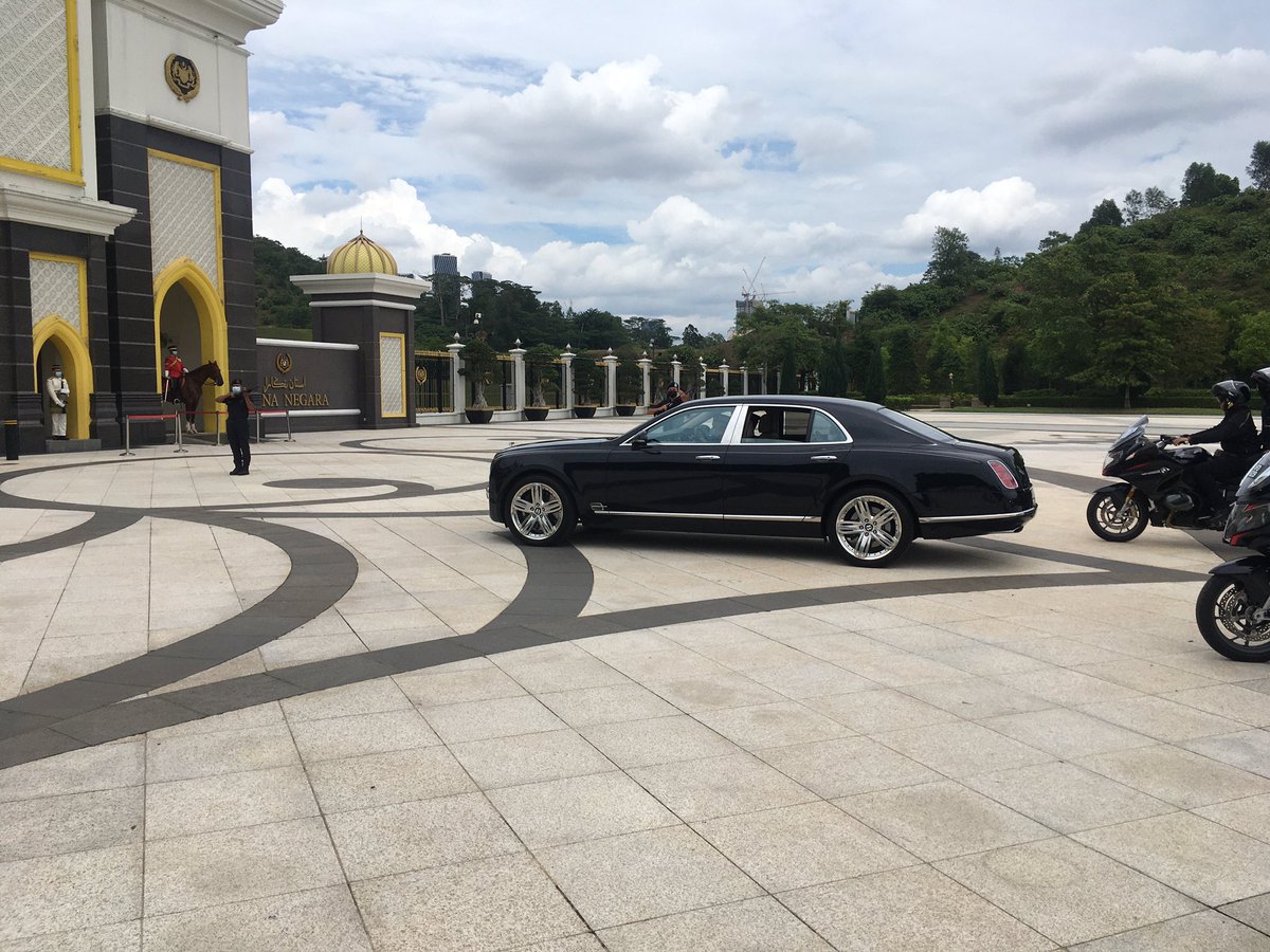 Yang di-Pertuan Agong Al-Sultan Abdullah Ri'ayatuddin Al-Mustafa Billah Shah tiba di Istana Negara pada jam 12.23 tengah hari tadi. #AWANInews  #AWANI745  #PolitikMalaysia  @501Awani