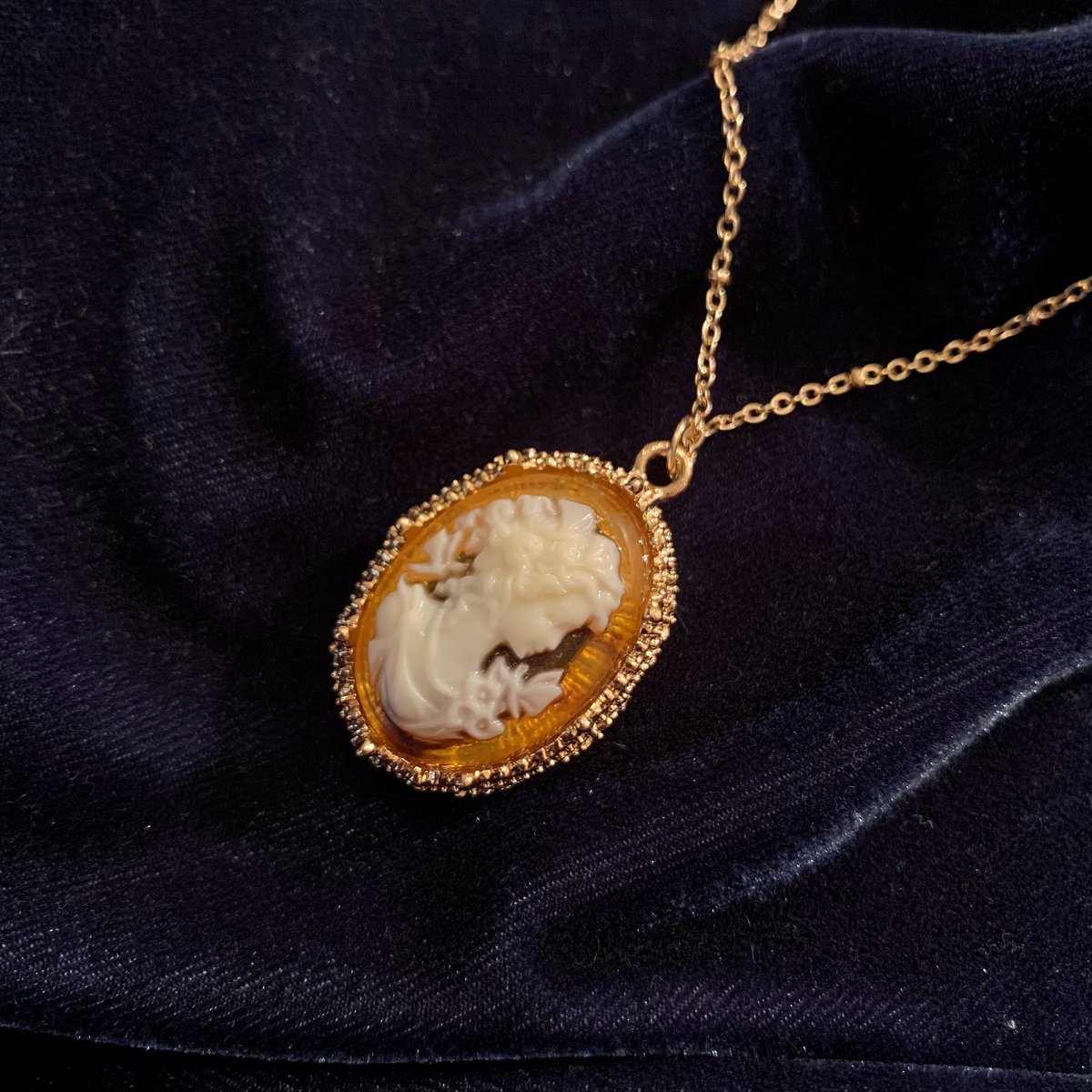 ChicChloeElise's tweet photo. This is me manifesting 1 more sale on my @depop shop 🙏🙏🙏 just one https://t.co/KuboPoORZt https://t.co/Ew9jKeWBr3