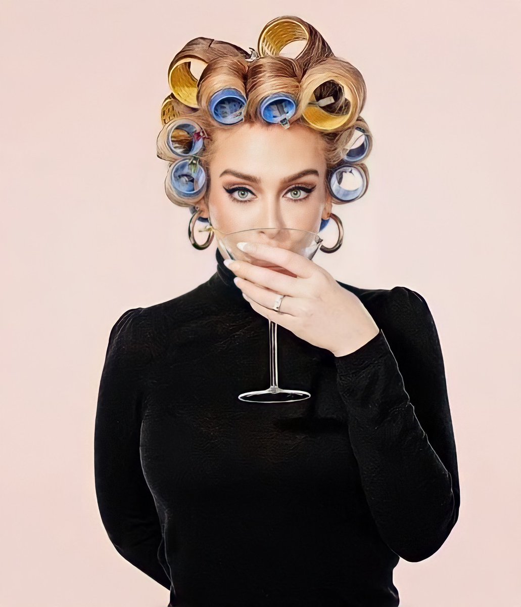 aVeryRichBish's tweet photo. Adele is eating the girls UP 😍 https://t.co/xN4BfcrSCx