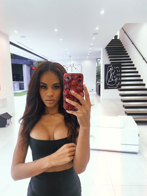 My bewbs look fake in this https://t.co/ZNP8RngRY4