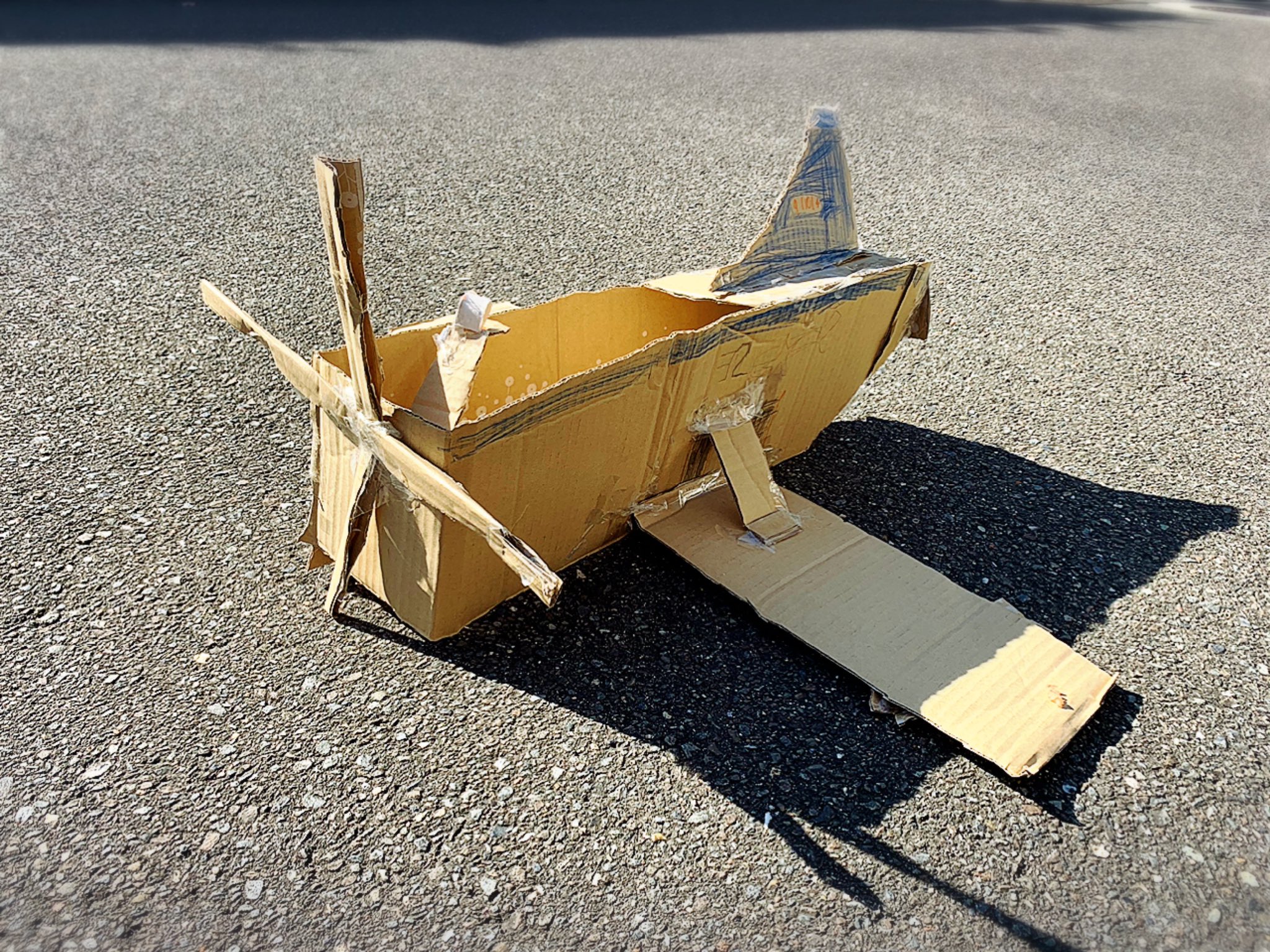 おくり 小1長男の工作 実家の父のプラモデルを思い出し プロペラ機を作った模様 大きいので屋外で撮影 W 自分が乗れる大きさで作ったらしい 小学生の工作 プロペラ機 航空機 段ボール T Co Gndy3f0qto Twitter