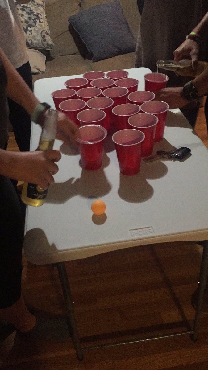Primera vez que mi roomate cabreado se atreve a jugar beerpong y chupar en caleta!! Esto se puso interesante😳🤩