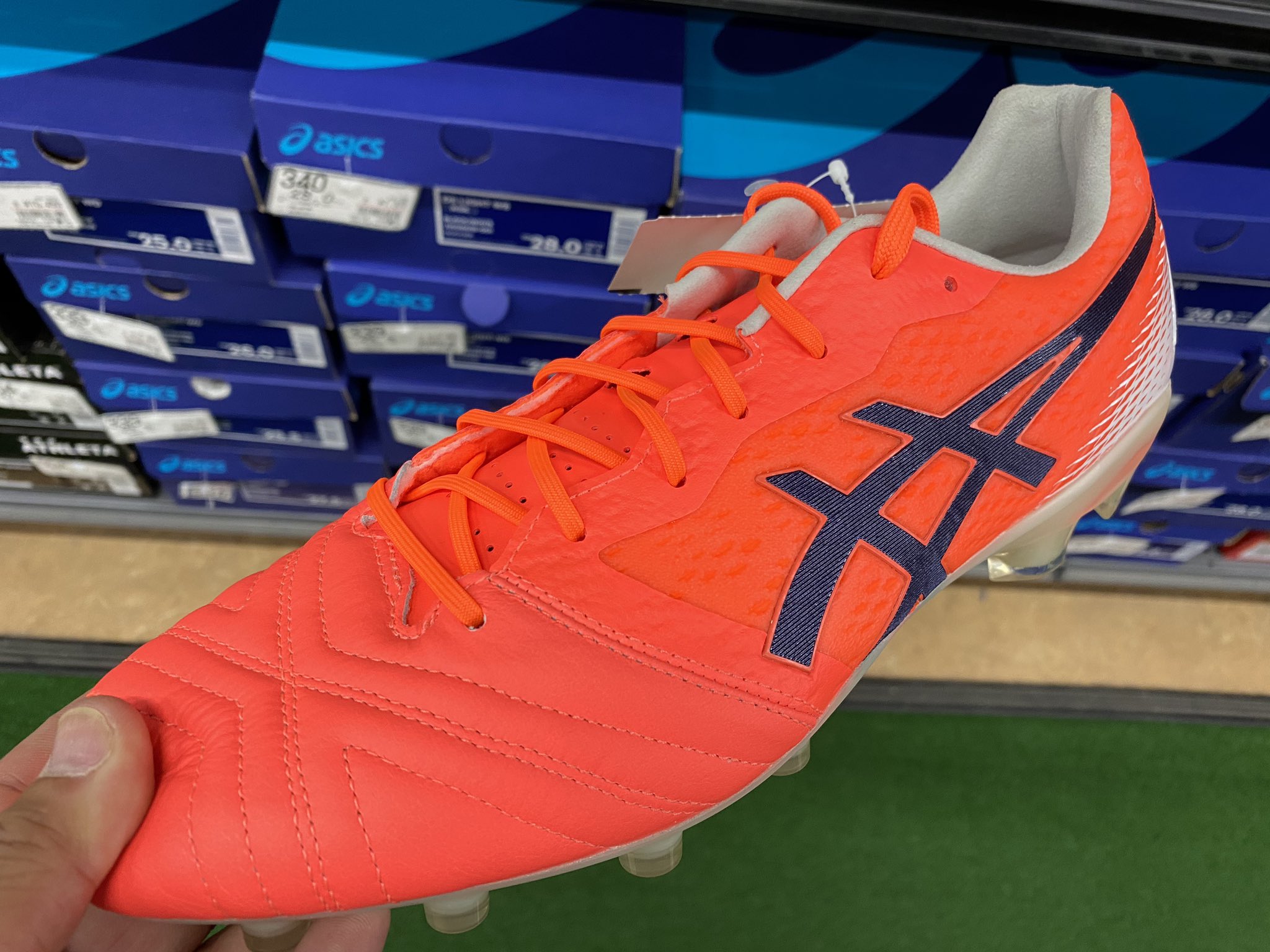 ばるこにすたチャンネル サッカースパイク評価 各項目10点満点 Asics ウルトレッツァai アッパー 8点 タッチ 8点 キック 8点 グリップ 6点 軽量性 7点 耐久性 5点 金額 税込200円 サッカースパイク評価 Asics ウルトレッツァai T Co