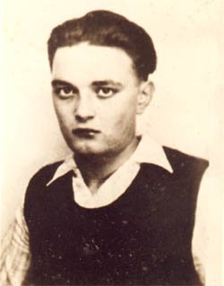 Marcel Chatton. En 1941, il est arrêté par la police française à Reims parce qu'il distribuait des tracts du Parti Communiste "Brisons l'arme de l'antisémitisme". Avec 2 de ses camarades, Marcel Dardenne et Édouard Quentin, ils seront les 3 premiers fusillés dans la Marne.