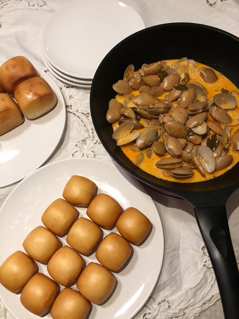 AinAleesyaa_'s tweet photo. Hi everyone in KB and Pasir Mas. Im selling butter chilli cream clams comes with fluffy mantou bun. 1 set for only RM15 🤍 DM me to place your order 🥰 https://t.co/PnOZEppnHz