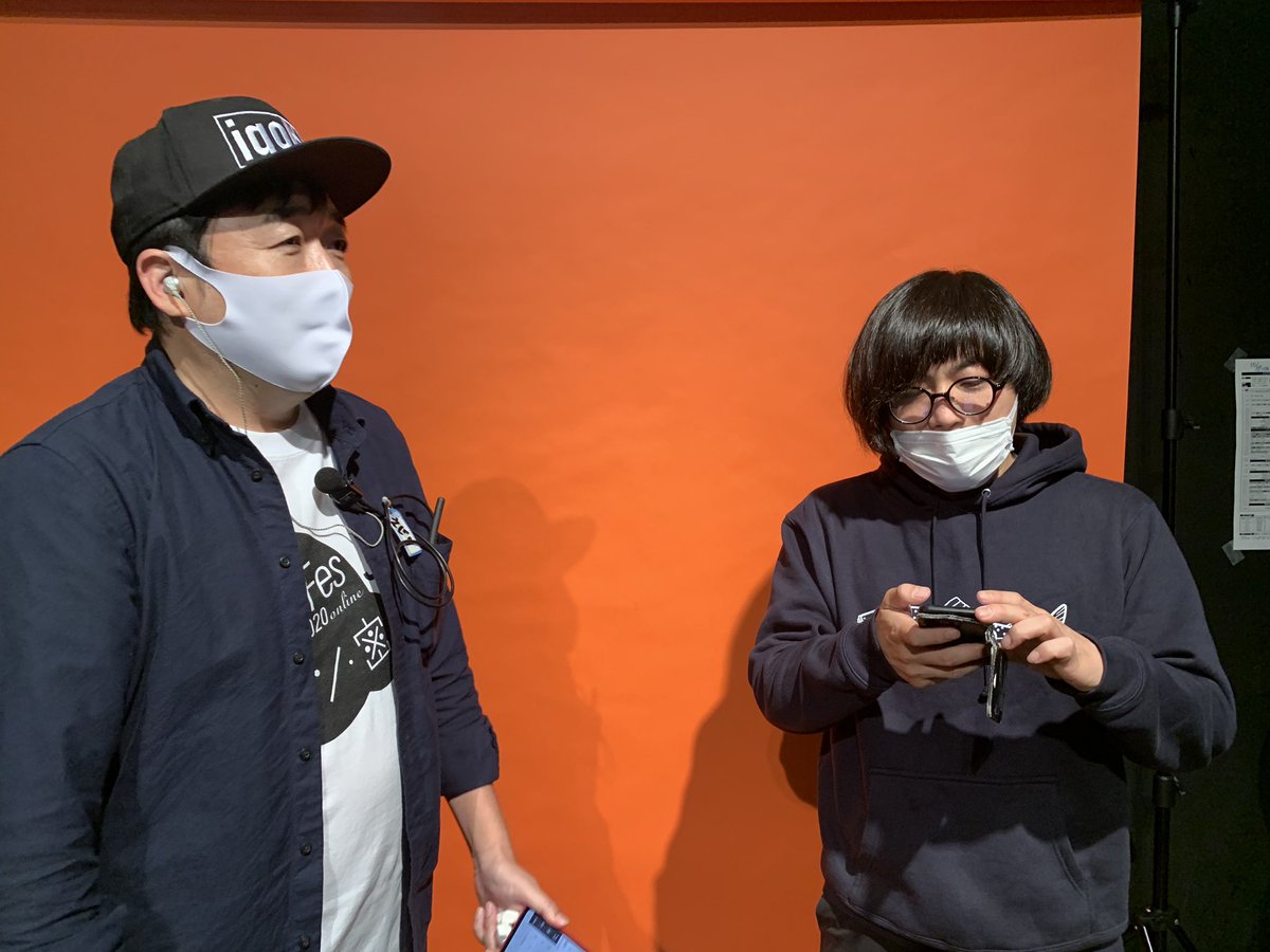 いわきの地域包括ケア Igoku いごく いわきに 触ると死ぬ石があると聞いてきた というタニシ さんに いわきには 作ったら死ぬ田んぼならある と答える江尻浩二郎さん 本番前にリサーチに向かおうとするタニシさんに 地域文化活動家の江尻さん