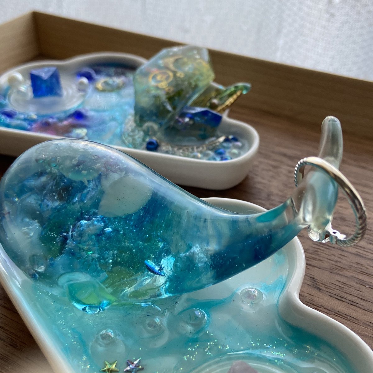 Yuki Kobayashi 11 24から2週間 東梅田の ギャラリーryo さんでのグループ展に参加します レジン作品だけでなくイラストやポストカードの展示販売も致します 詳しくは改めてお知らせ アクセサリートレイ を制作中 くじら の中の 宇宙 と クラゲ れ Yuki Kobayashi 11 24から2週間 東梅田の ギャラリーryo さんでのグループ展に参加します レジン作品だけでなくイラストやポストカードの展示販売も致します 詳しくは改めてお知らせ アクセサリートレイ を制作中 くじら の中の 宇宙 と クラゲ れ