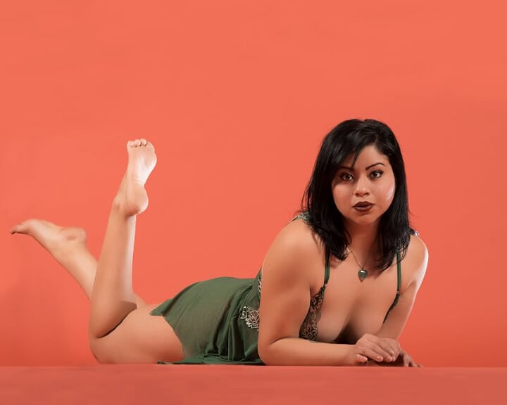 "En tu cara veo cosas que no debo de mirar,
Tu sonrisa dulce y tierna no dejo de imaginar,
No dejes de sonreír te lo pido por favor,
Que esa sonrisa hermosa es la que quiero yo."

📷 @the_czar_photography 

OnlyFans.com/LuzLenoirFree 

#PinupGirl #CuteFeet