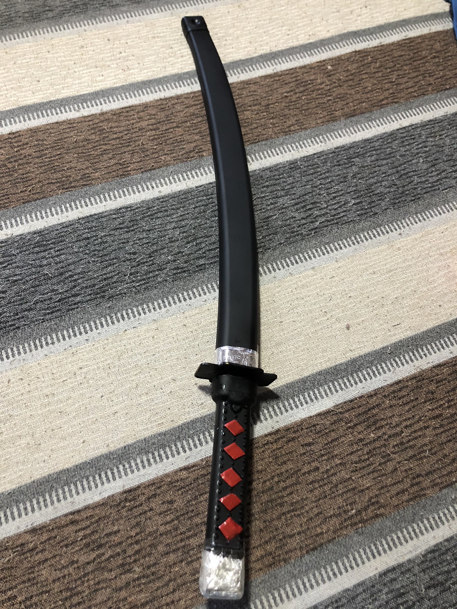 画像 息子が欲しがるから炭治郎の日輪刀を作りました笑100均の刀をスプレーで染めた 本物はお高いから笑 鬼滅の刃 日輪刀 竈門炭治郎 T Co Sh まとめダネ