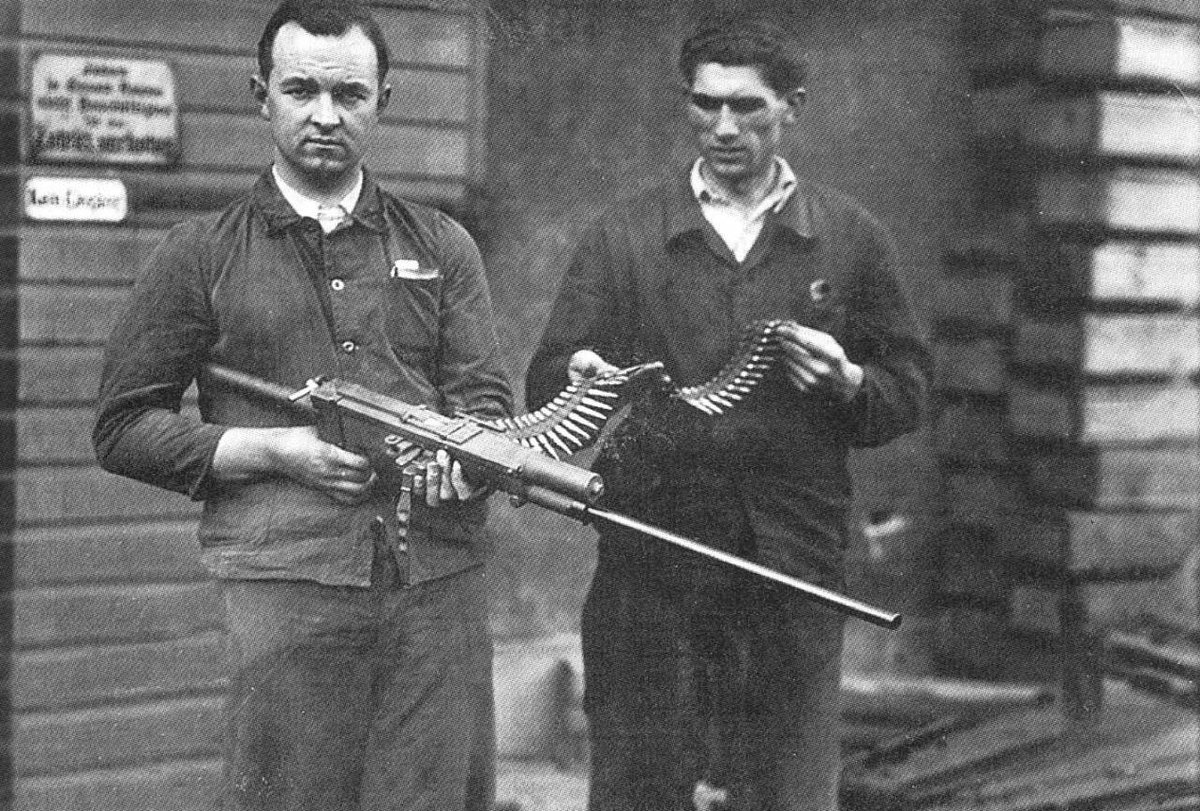 Minor_weapon_'s tweet photo. Coenders機関銃
MG34の後継として開発され、最大毎分2400発の発射速度とクイックチェンジバレルを備えるとされる。
MG42が最終的には採用された。
https://t.co/QjlrGfZAty