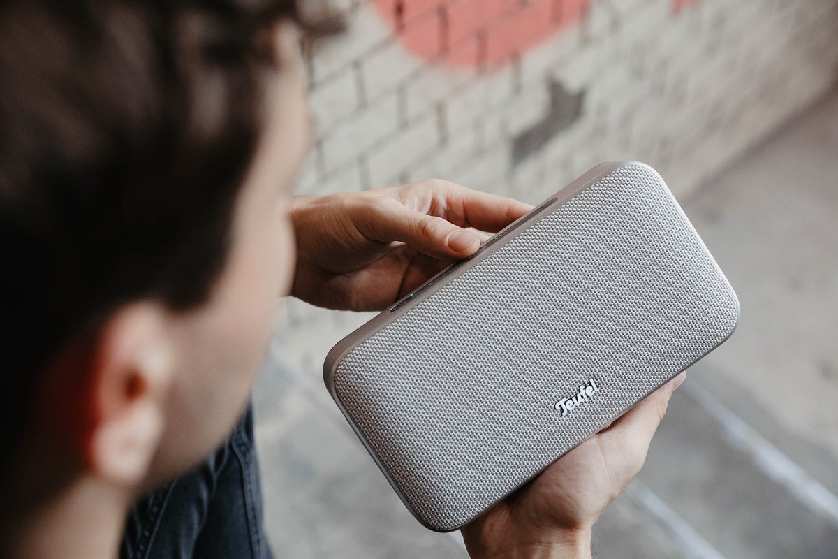 FanaticarMag's tweet image. Mit dem Motiv Go hat Teufel einen edlen aber dennoch kompakten Bluetooth-Stereo-Speaker entwickelt der für besten Klang sorgen soll.  #BluetoothStereoSpeaker #Dynamore #IPX5 #Portable #Roadtrip #Speaker #teufel #TeufelLautsprecher #TeufelMotivGo bit.ly/35yLW8j