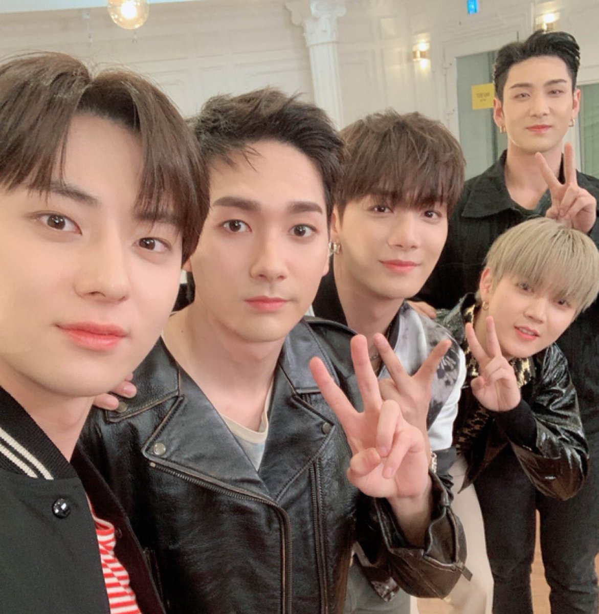 #EKP_bestmaleseniors_NUEST
#뉴이스트 #NUEST #JR #아론 #밴호 #민현 #렌 @NUESTNEWS
😍Son hermosos https://t.co/QNPbA1w7w9