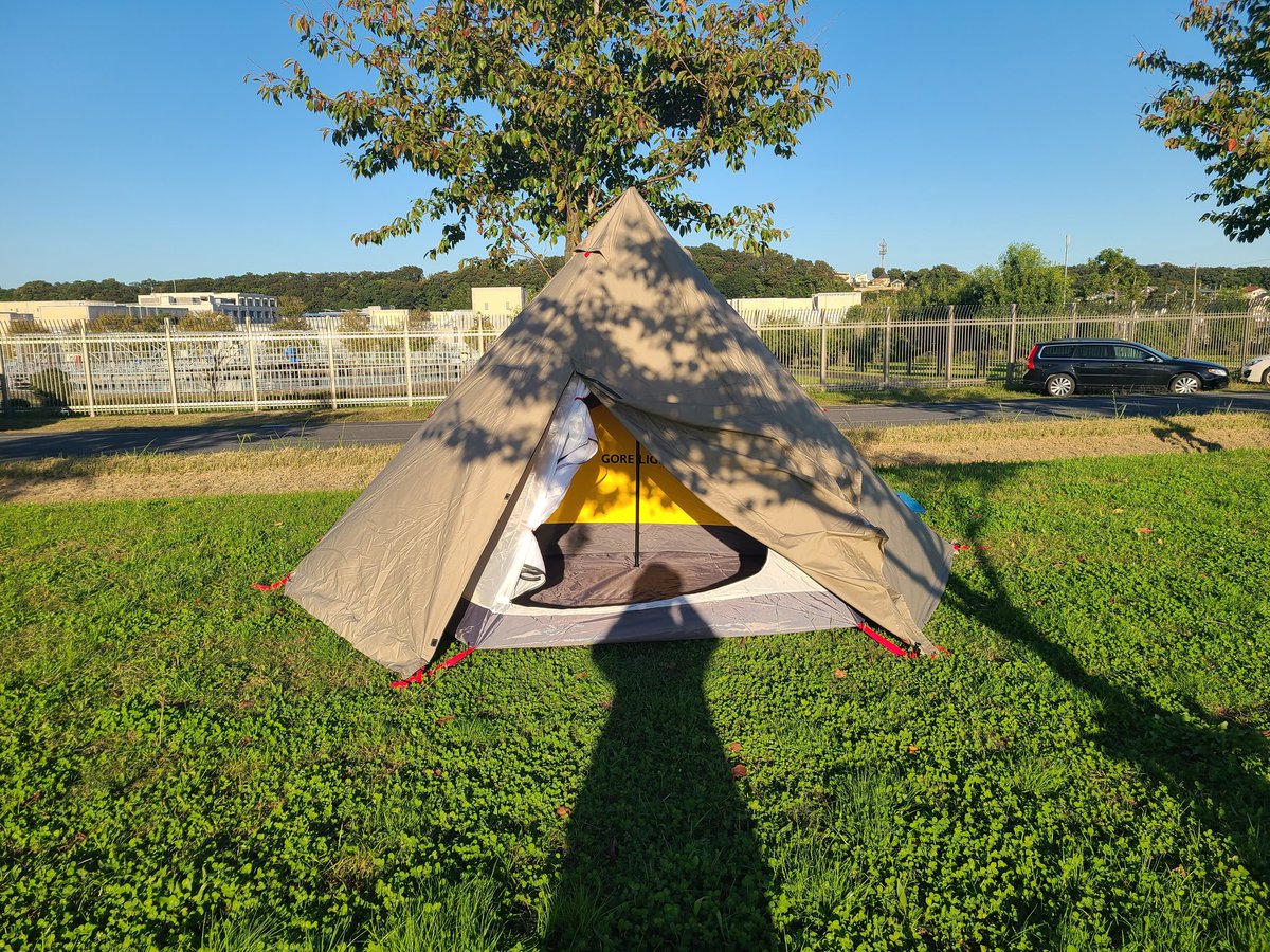 Susumu Saitou 床面積450 400センチの六角形ワンポールテント試し張り 冬用にテントinテント スカート 間繰り上げて選択ハサミで止めて暑さ対策 自分で丸めたテントは外張りとポール ペグ 綱しか入らない 本体は入らず 普通に使ってもう袋がほつれた