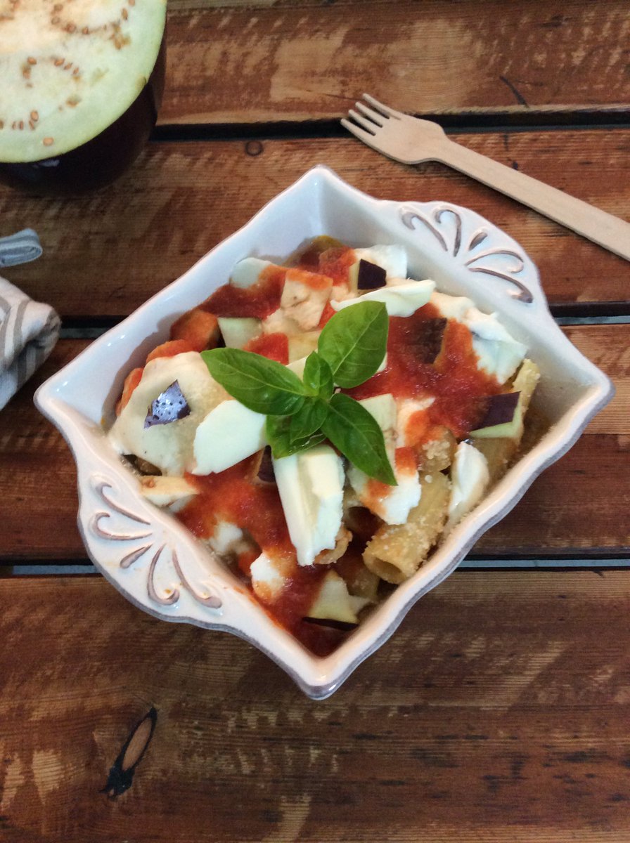 Rigatoni pasticciati con melanzane 
Oggi si festeggia #wordlpastaday #wordlpastaday #vivimediterraneo