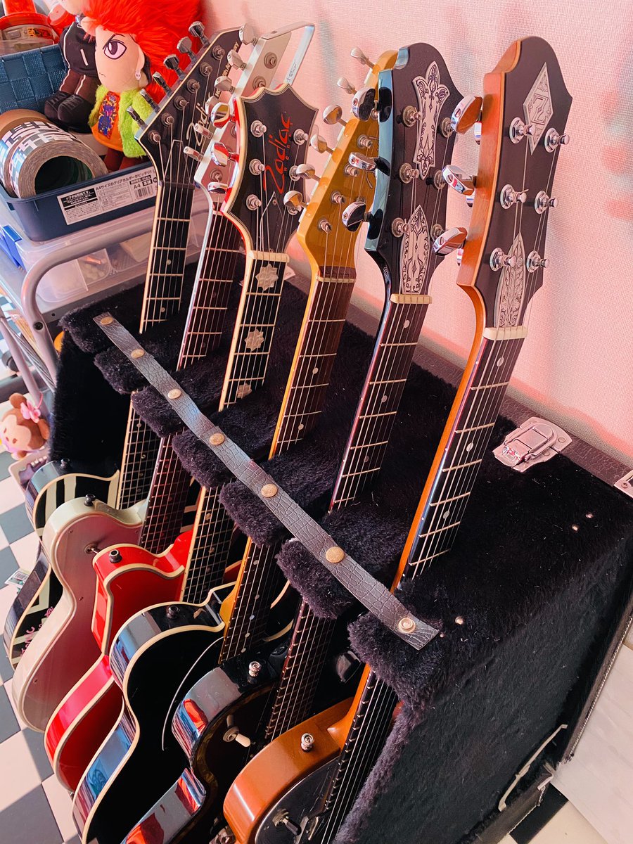 gitasuregumi's tweet photo. ギタースタンドに
溜まったホコリも
綺麗に掃除しました。(*^^*)
うん。半分はお借りしてる
ギターだと言うのが
笑えますよね。\(//∇//)\笑

#布袋寅泰
#ギター
#ギタースタンド
#zodiacworks
#zemaitis
#fender
#MV480HT
#RAYZO https://t.co/5ww1HopzHa