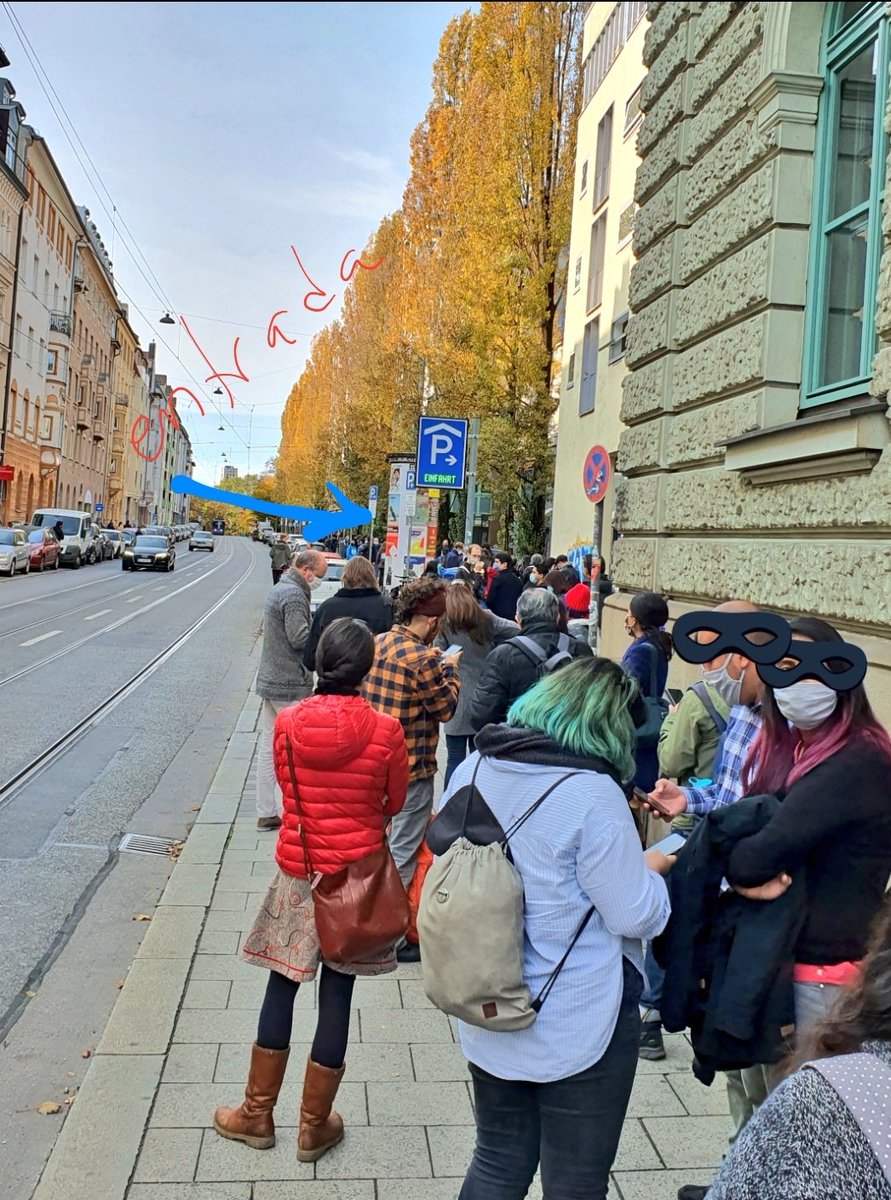 XimEnWonderland's tweet photo. Sólo 1 mesa para votar en el consulado en Múnich! fila eterna y lenta. Pésimo! #PlebiscitoChile #VotoExterior #dicoex https://t.co/ISpJAu3FlH