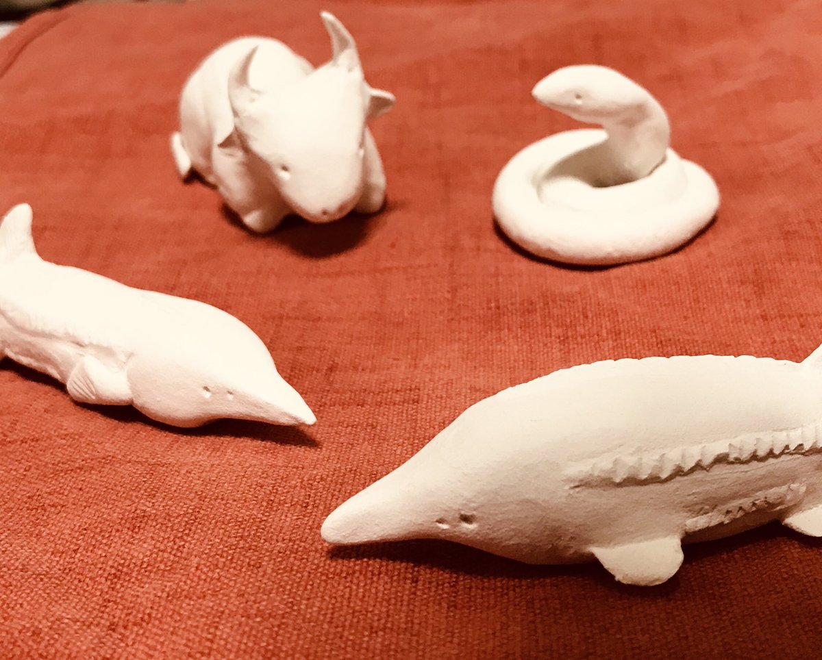 Necoco 石粉粘土で牛と蛇とチョウザメを作りました これをアロマストーンとして この前のお皿と使ってみようと思います