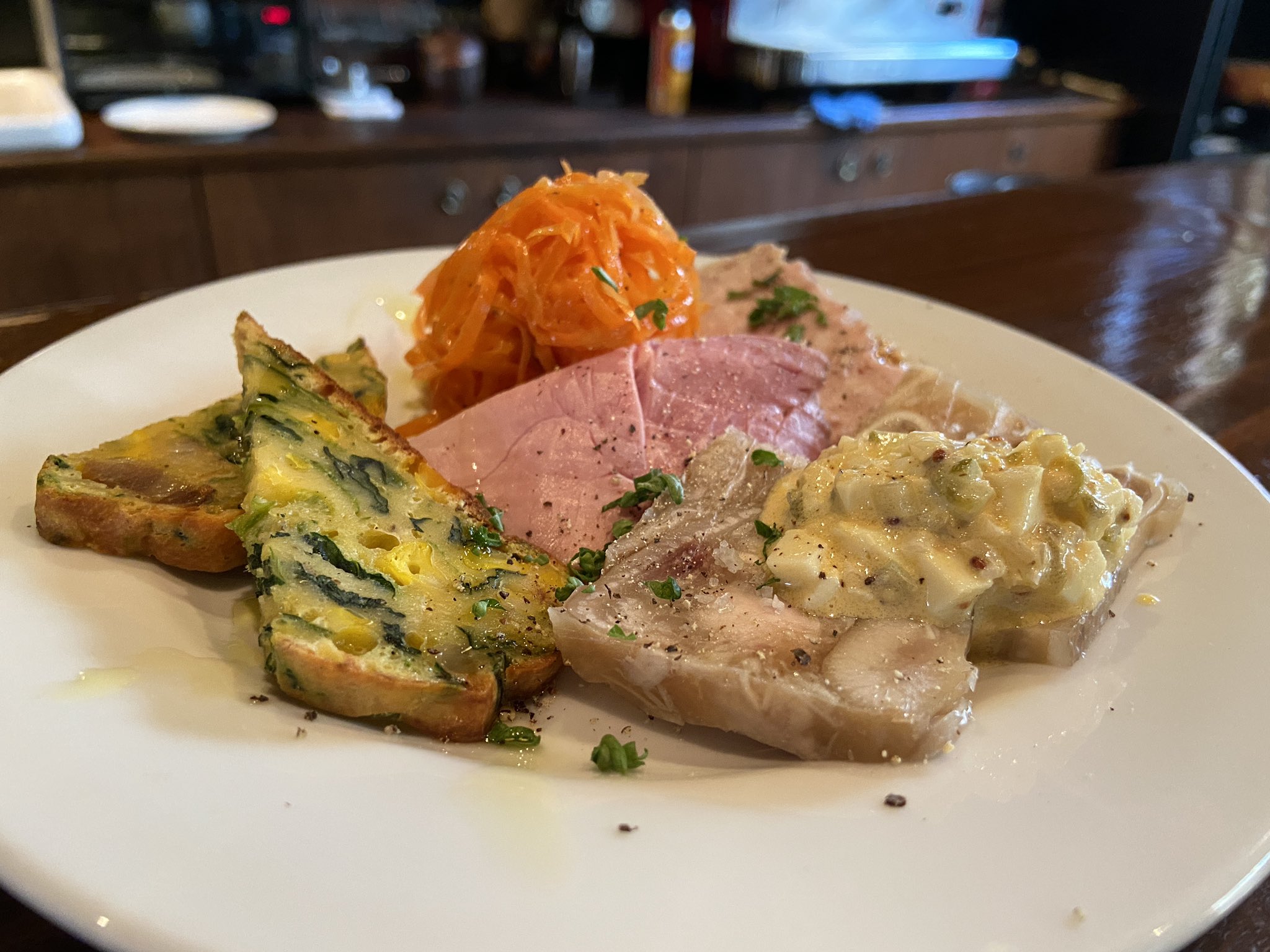 横山 ゴロー 本日のランチ 日曜日だけノブさんが間借りで10 00 21 00まで開店している喫茶どんぐり 深緑の壁のカワイイ空間で美味しいフランス料理などが食べられる リーズナブルで居心地も大変いい Tk Nobu05 喫茶どんぐり 絵 イラスト