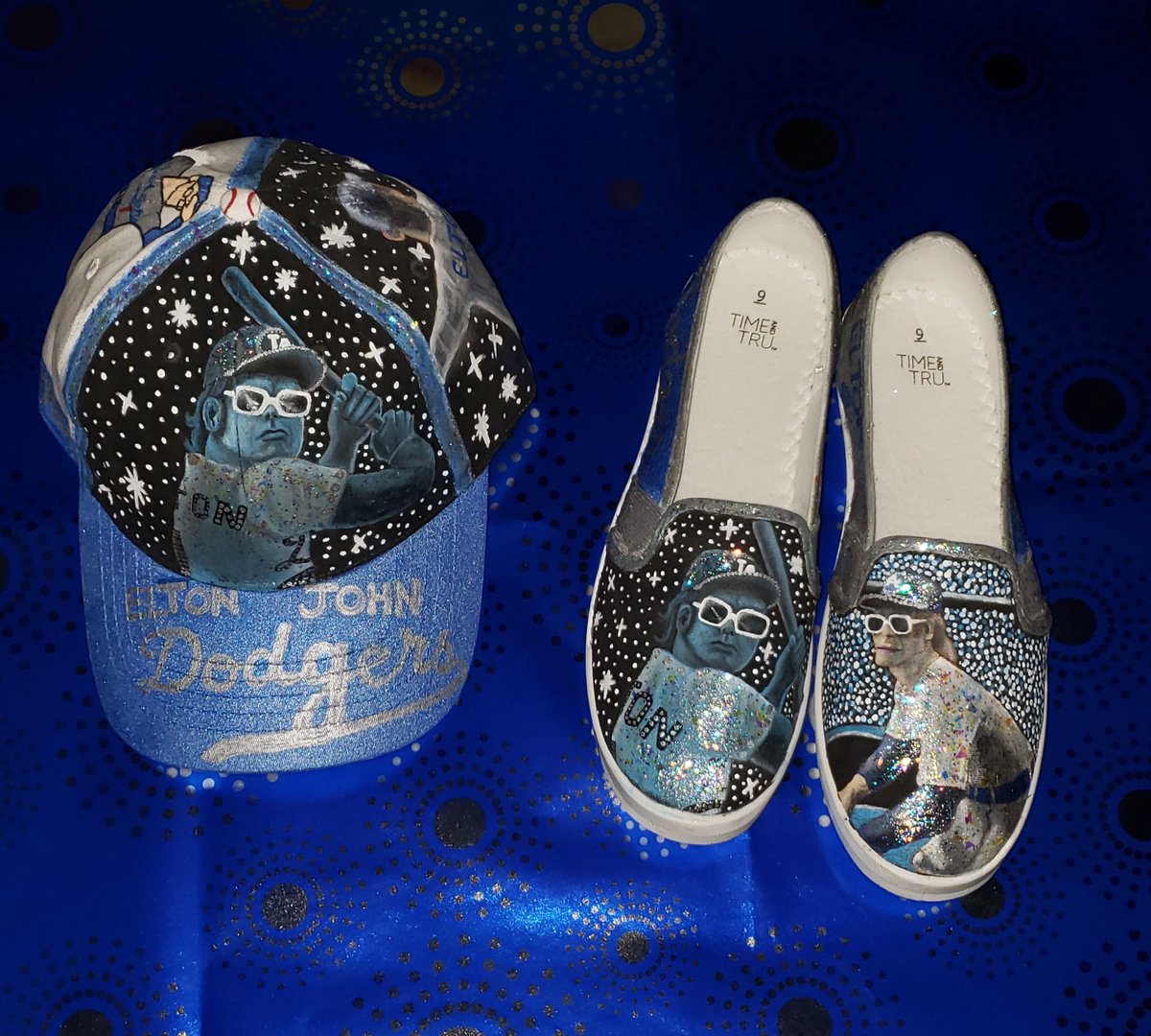 marcellabrittl's tweet photo. All finished!
@eltonofficial Dodgers Stadium concert (45th anniversary) inspired cap & sneakers.
@rocketmanmovie @Dexfletch @rocketentertain @TaronEgerton #Rocketmanmovie #EltonJohn #fanart #dodgersstadium #Dodgers #neverordinary @Talkart #talkartpodcast #QuarARTine https://t.co/szZhZ5rNZG