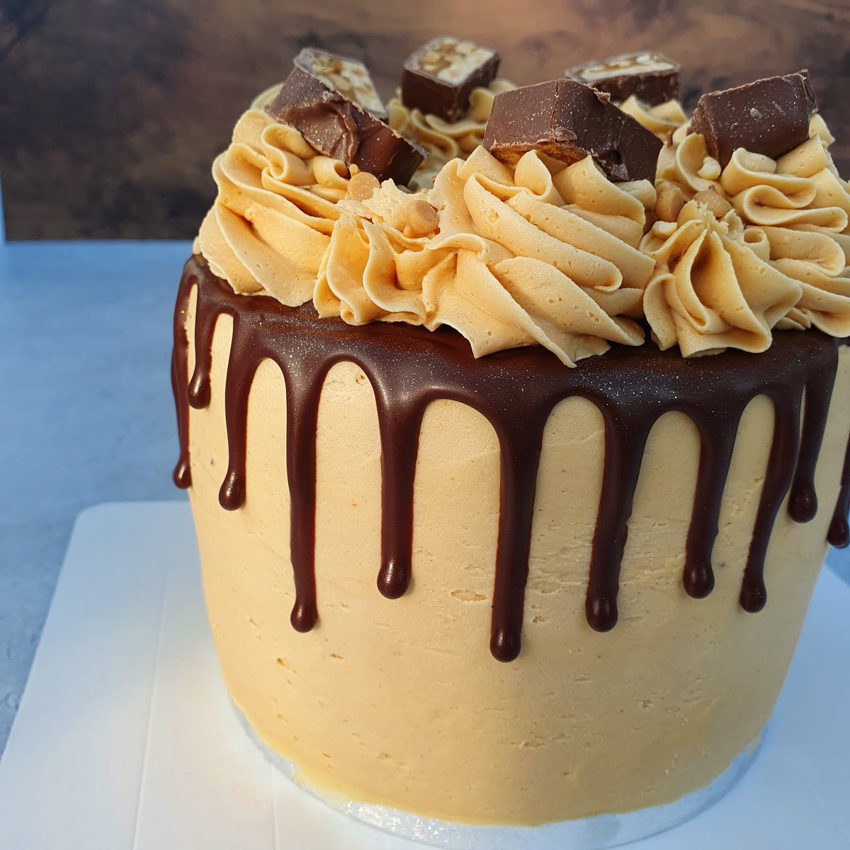 CoffeeTalesJQ's tweet photo. Whole cakes sold here @coffee_tales_jqโฃ
Turnaround time 24-48 hours! Featured in this post are our Oreo Drip Cake and Snickers Cake ๐โฃ
โฃ
#oreodripcake #oreocake #snickerscake #chocolatecake #birthdaycake #happybirthday #celebrateyou #snickerschocolate #cookiesncream https://t.co/ES8HUG65KC