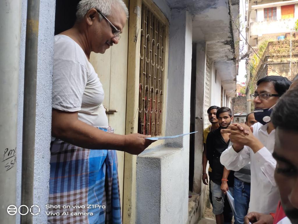 ManishBarriar's tweet photo. "जनसंपर्क में लोगों से मिलते हुए उनकी बातों को सुनकर लगता है कि चुनाव के दिन वो अपना वोट बदलाव के लिए ही करेंगे।
    लोगों की आत्मीयता दिल छू लेने वाली है, मैं इसके लिए बाँकीपुर के हर व्यक्ति का सदा आभारी रहूँगा🙏🏻."
  मनीष बरियार
182 विधानसभा #बाँकीपुर #पटना से निर्दलीय प्रत्याशी https://t.co/6rPIQe74Vi