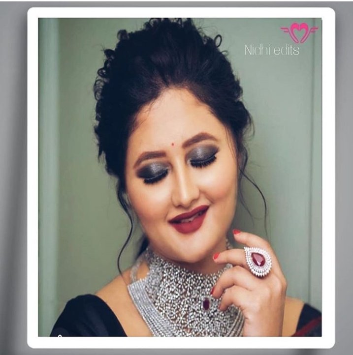 Presenting thread of 9 Navratri looks of  @TheRashamiDesai di in 9 Navratri colours  .. Happy Dussehra maa durga bless u with success happiness good health wealth all joy ..My edits 1 Colour grey Symbolises the strength  The goddess SAILIPUTRIis Worshipped