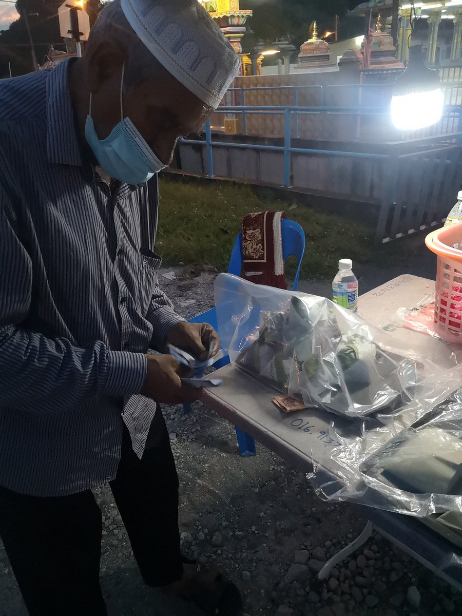 Dari semalam aku nampak pakcik ni jual nasi lemak tepi jalan sesorang. Tadi otw balik aku beli la sebab kesian ☹️