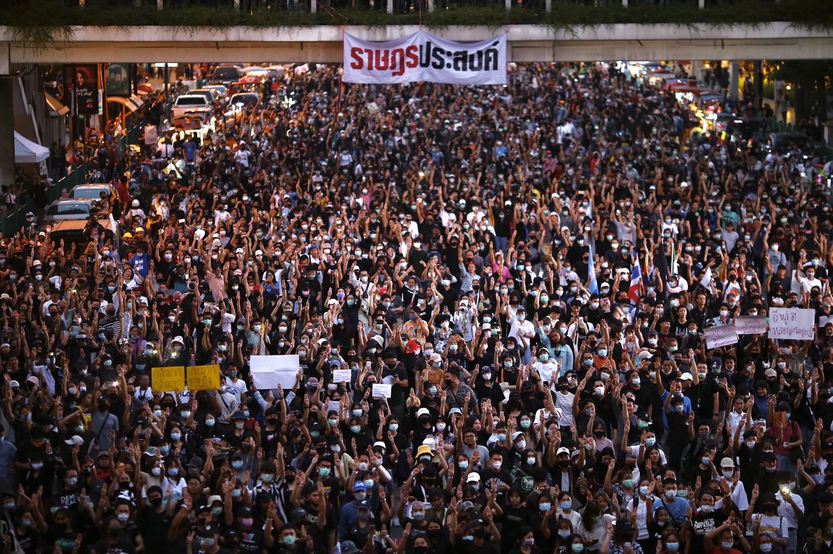 FreeYOUTHth's tweet photo. ราษฎรประสงค์เวลานี้!
#เพราะทุกคนคือแกนนำ
－
#ม็อบ25ตุลา https://t.co/dGb0HEM51R