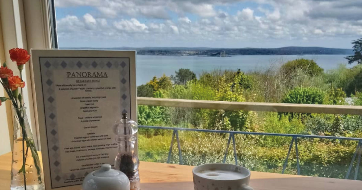 Escape2Penzance's tweet photo. Breakfast with #seaviews @PanoramaGuestHo ☕💙

This is the life! Sipping hot coffee, salivating over scrambled eggs &amp; smoked salmon, and watching the autumn world go by 🌅

Looking forward to 👣 later, following some fab routes recommended by @TourPenzance 

#weekendgoals https://t.co/PoAmbmcM3x