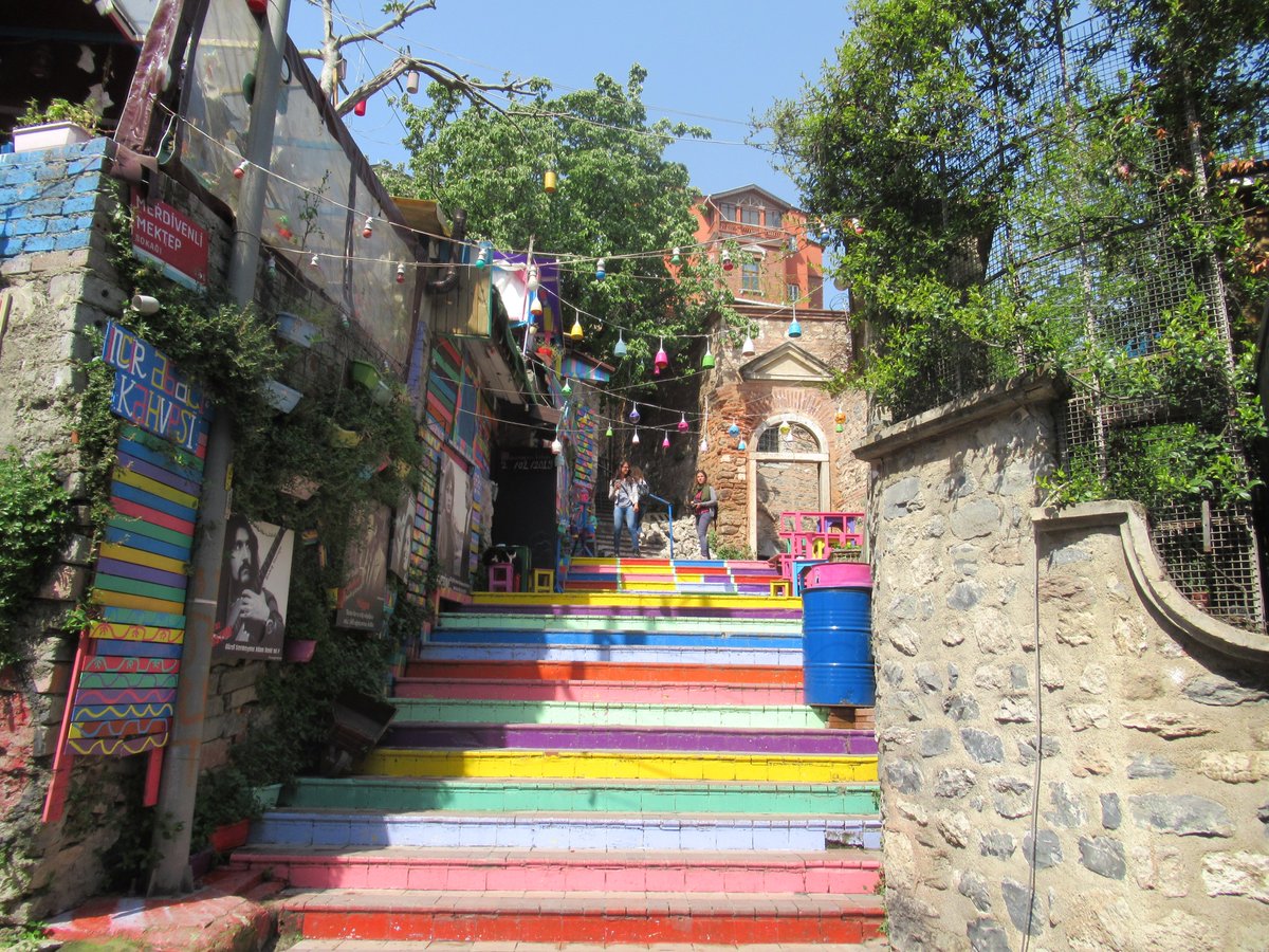 O Xrhsths しろちち 3月新刊boothにて展開中 Sto Twitter ここかな モンゴルの聖マリア教会 から丘を下り 聖ゲオルギオス聖堂に向かう途中のカラフル階段 イスタンブール Https T Co Z0uhnas1np