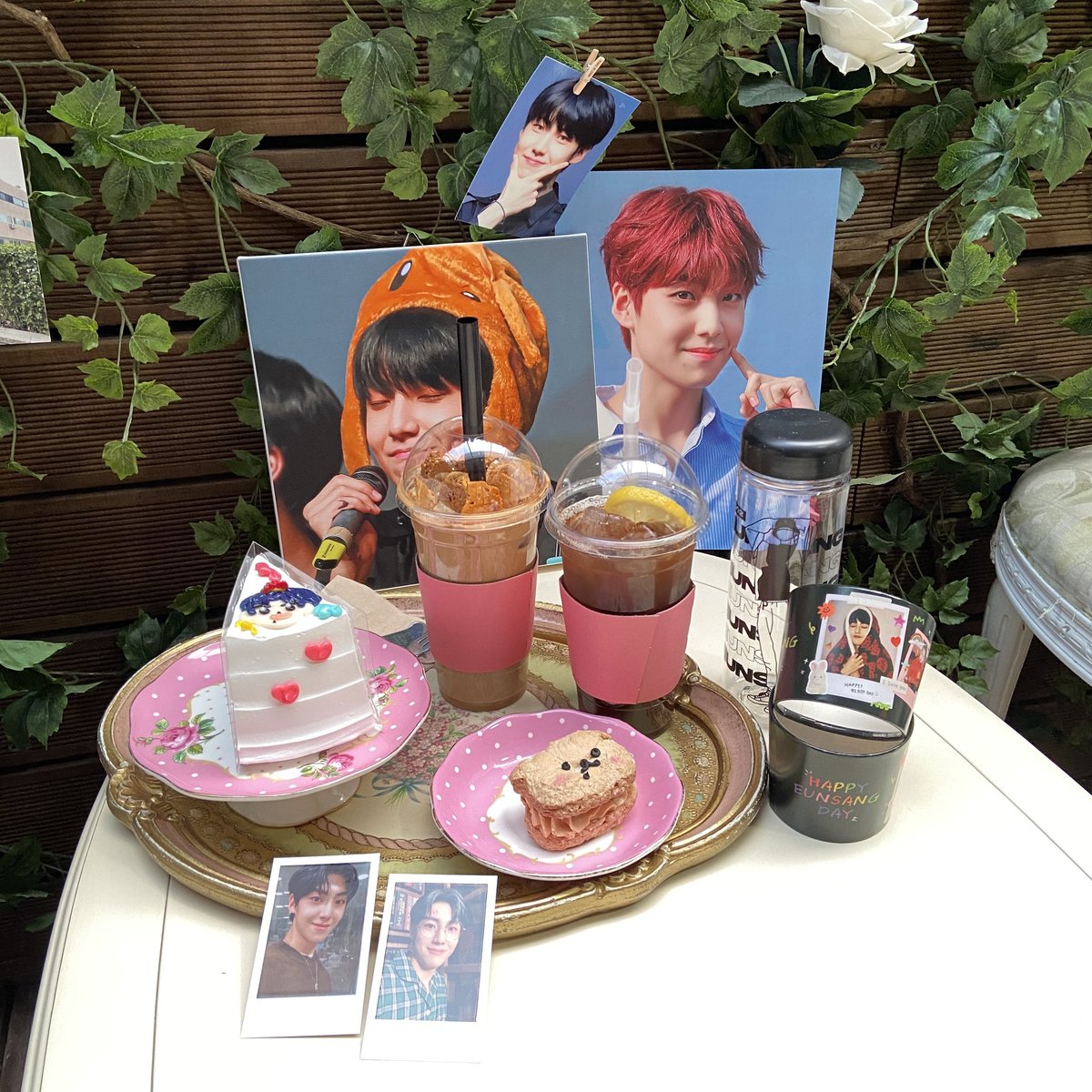 chaechae_26's tweet photo. 밤비에서 은상이 닮은 디저트도 먹고 폴꾸도 꾸미고 재밌고 즐거운 시간 보냈어요❤ 곳곳에 은상이가 한 가득하네요 작은 액자들도 너무 다 예뻐요ㅠㅠ 디저트 맛집.. 은상이가 추천한 아이스티도 너무 맛있었어요 준비해주셔서 감사해요❤
#시월의꽃_은상이가_피어나 
#Beautiful_Eunsang_Day https://t.co/zftPngm49c